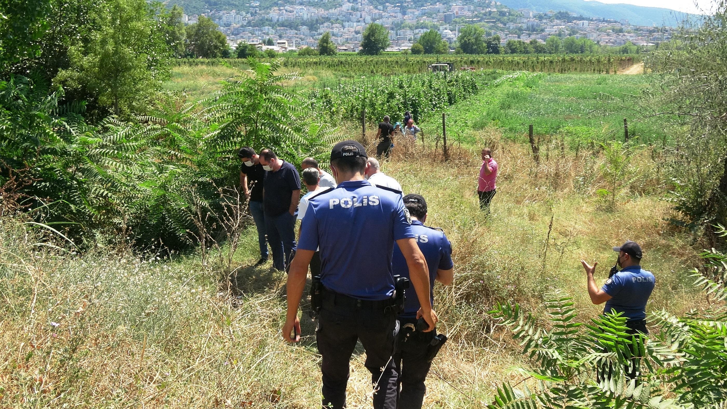 Çöp sandığı ayakkabıyı almak isterken ceset buldu