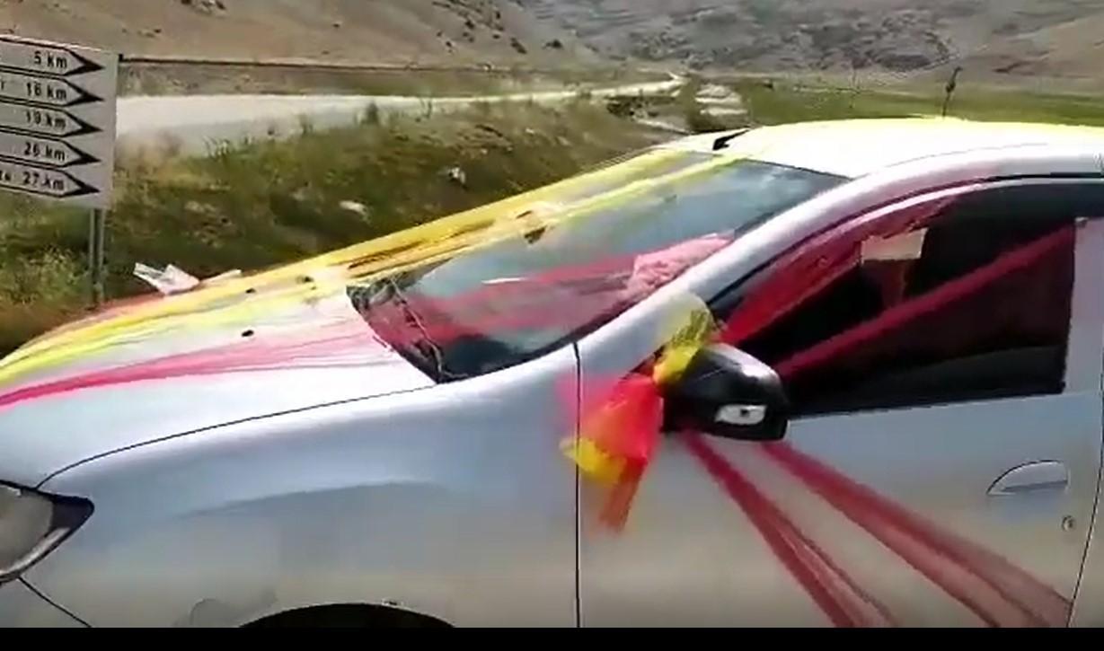 Bahşiş için trenle düğün konvoyunun önünü kestiler