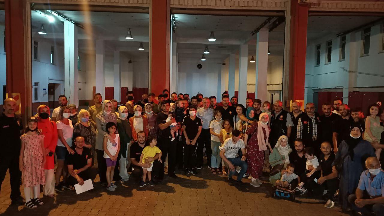 Orman yangınlarından dönen itfaiyeciler ailelerine kavuştu