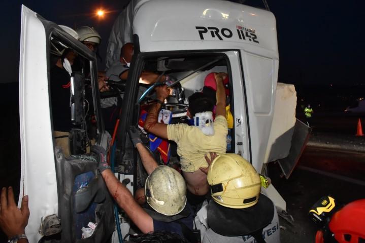 TIR, emniyet şeridindeki TIRa çarptı: 2si ağır 3 yaralı