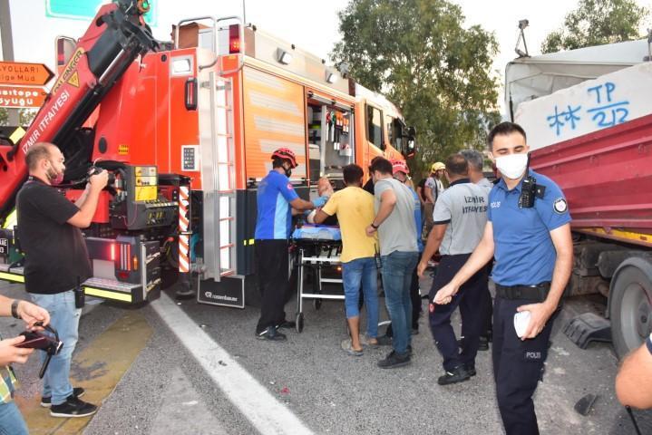 TIR, emniyet şeridindeki TIRa çarptı: 2si ağır 3 yaralı