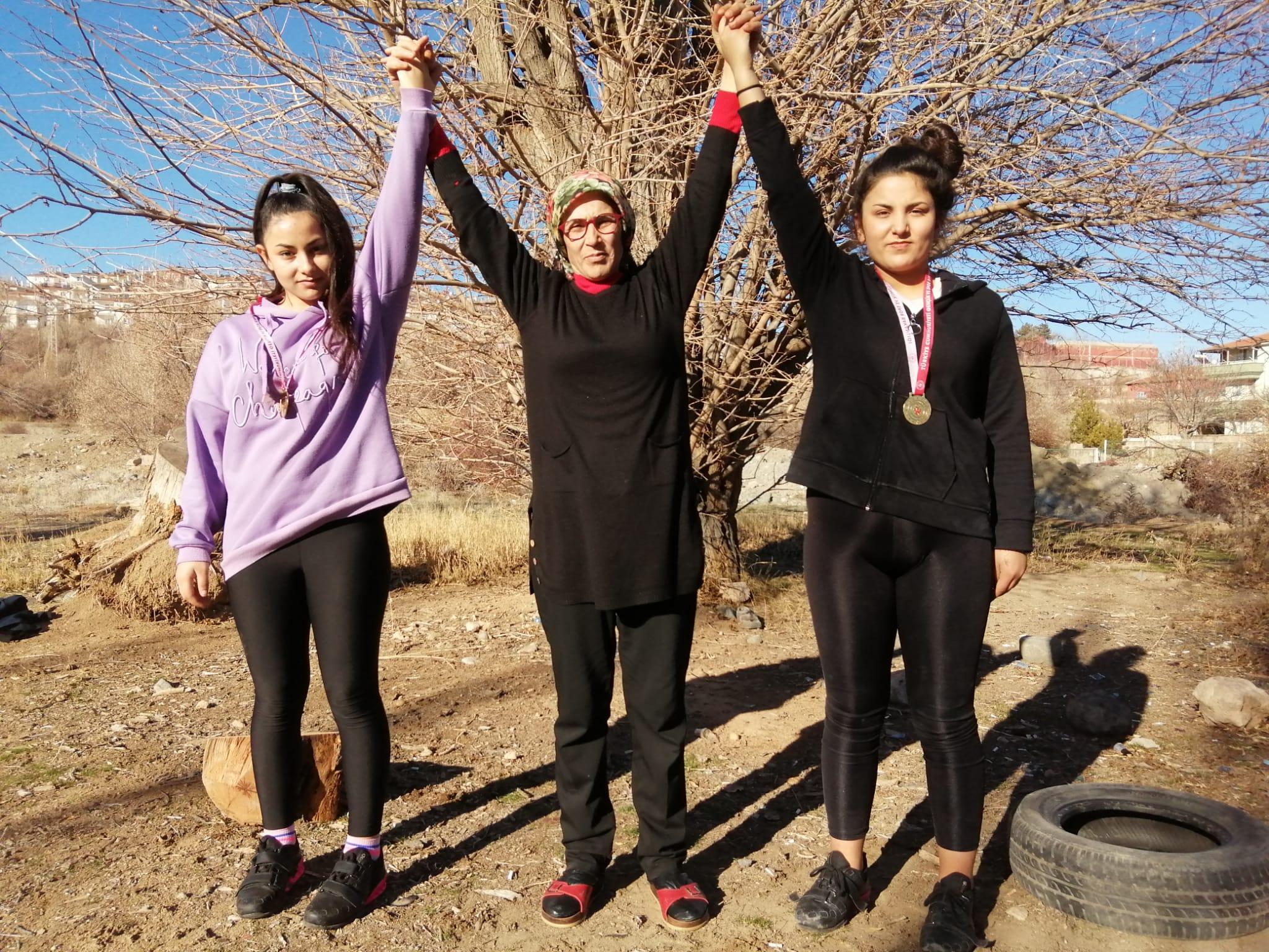 Weight-lifter sisters are preparing for the Turkish championship with tire and log