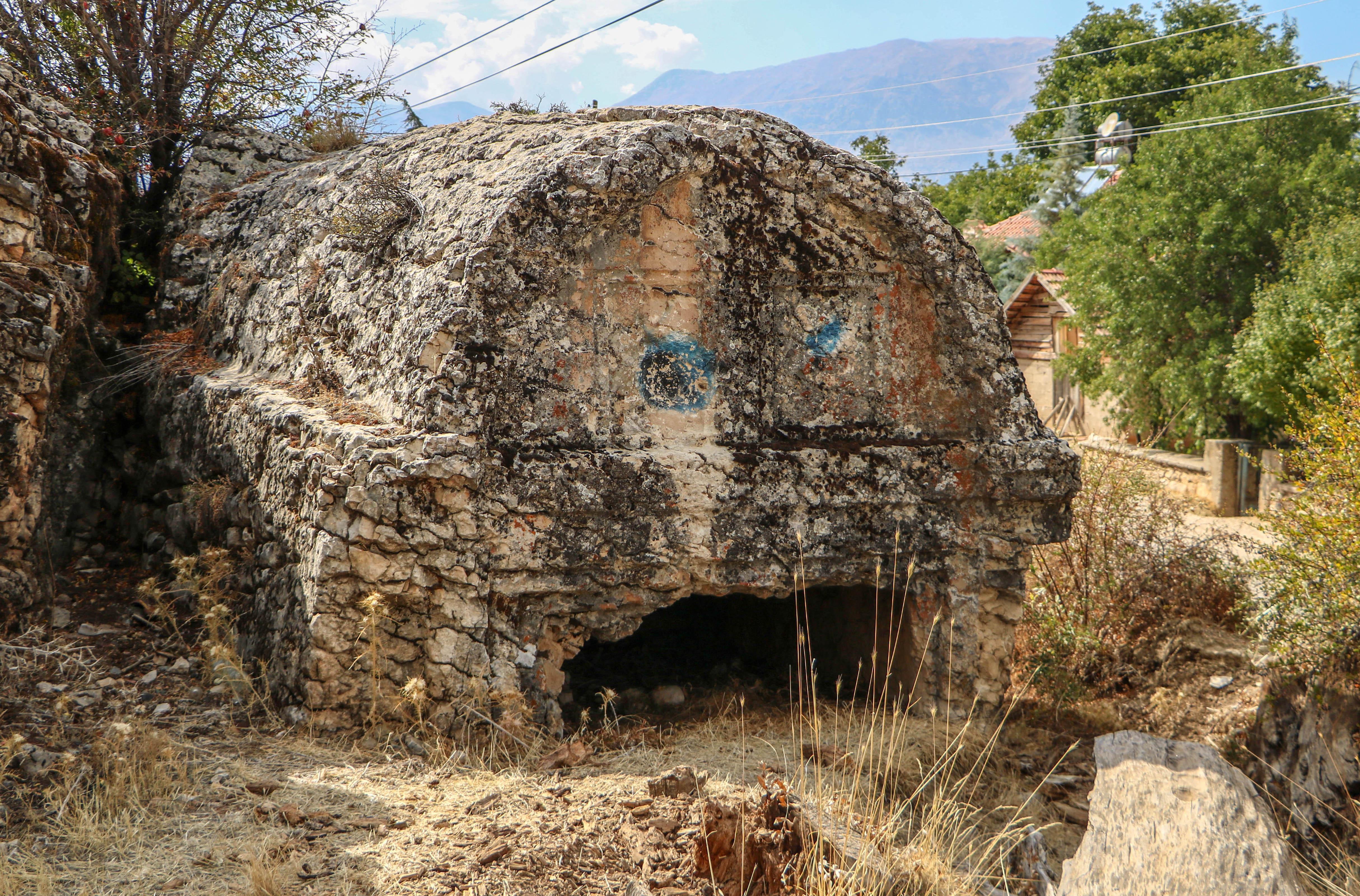 2 bin 500 yıllık mezarı define uğruna patlattılar