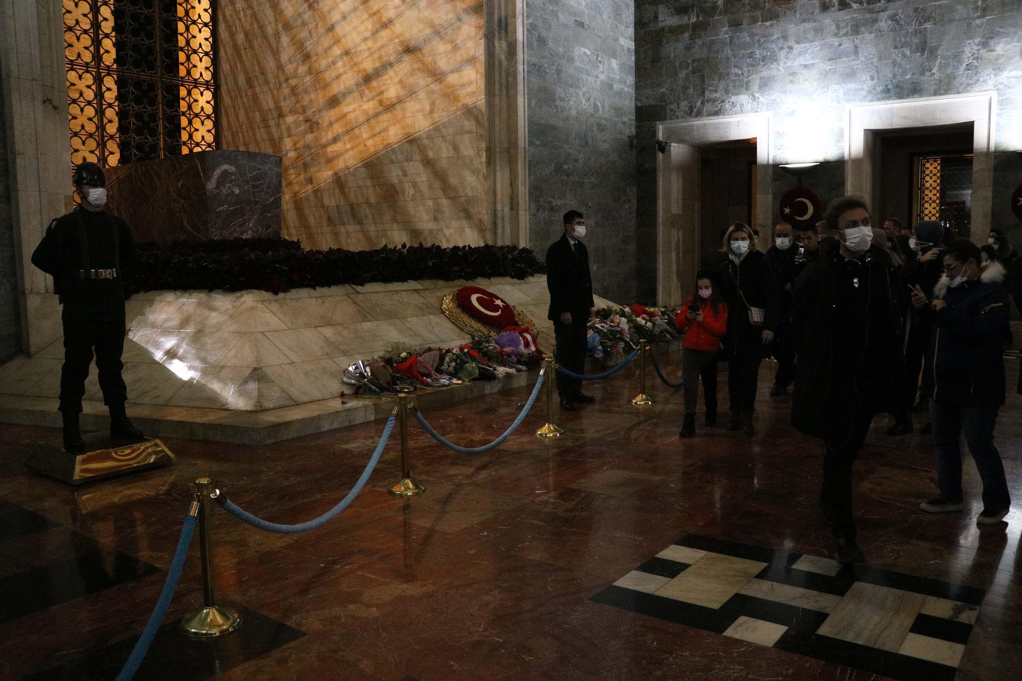 Anıtkabirde gece ziyaretçi yoğunluğu