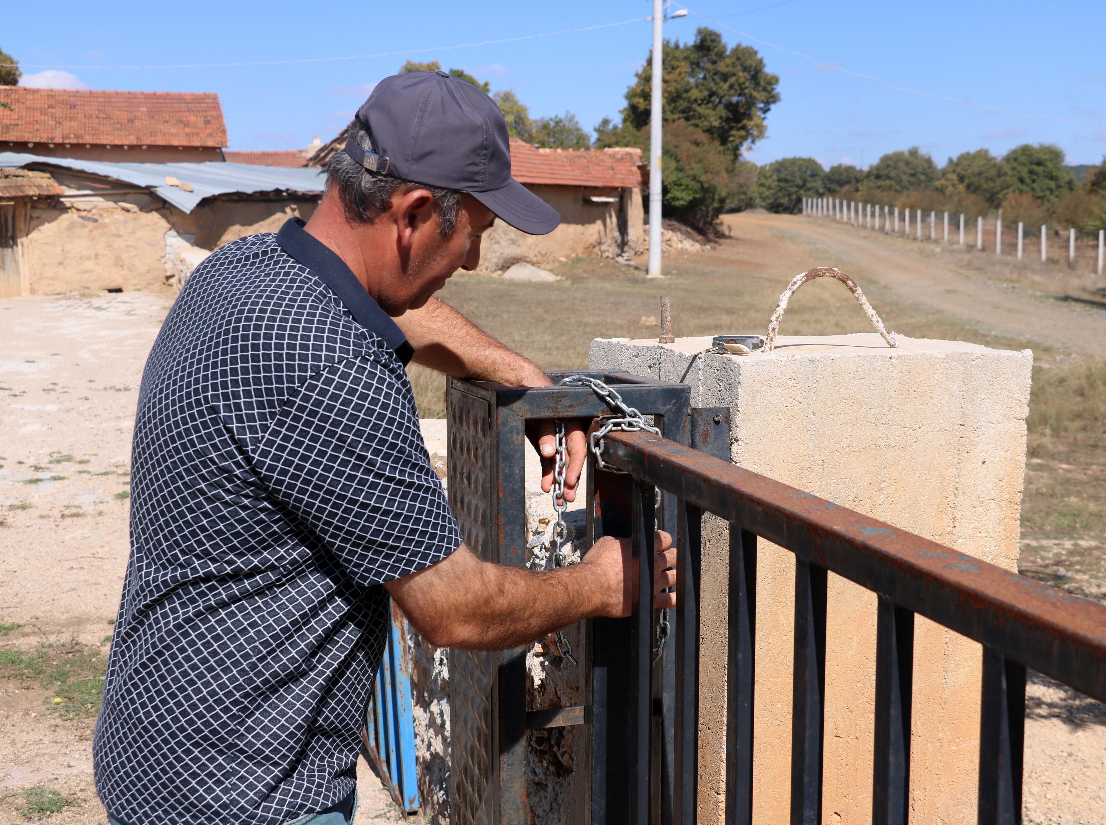 Gelenin açtığı, gidenin kapattığı kapılı köy