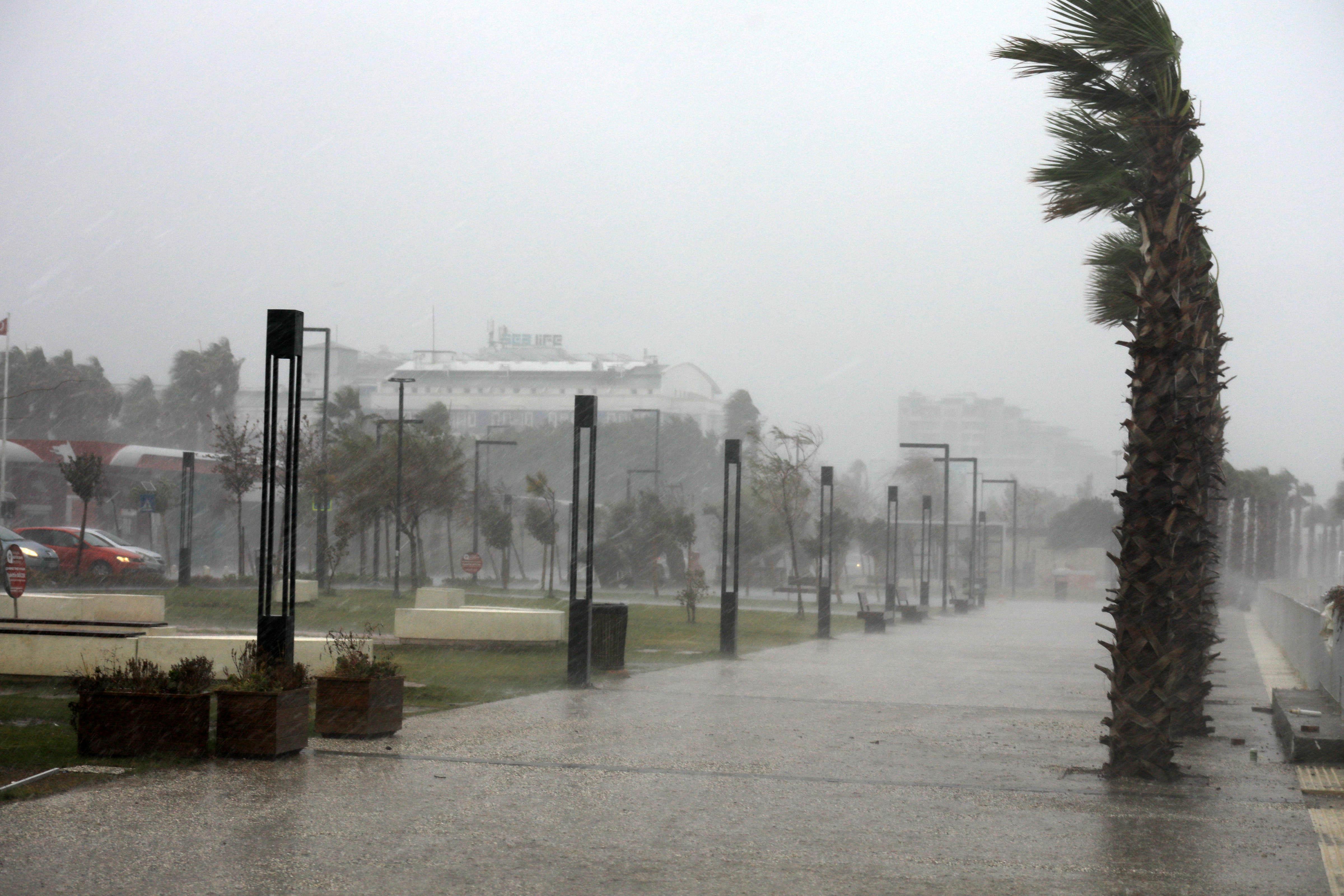 Antalyada şiddetli fırtına; uçak seferleri durdu