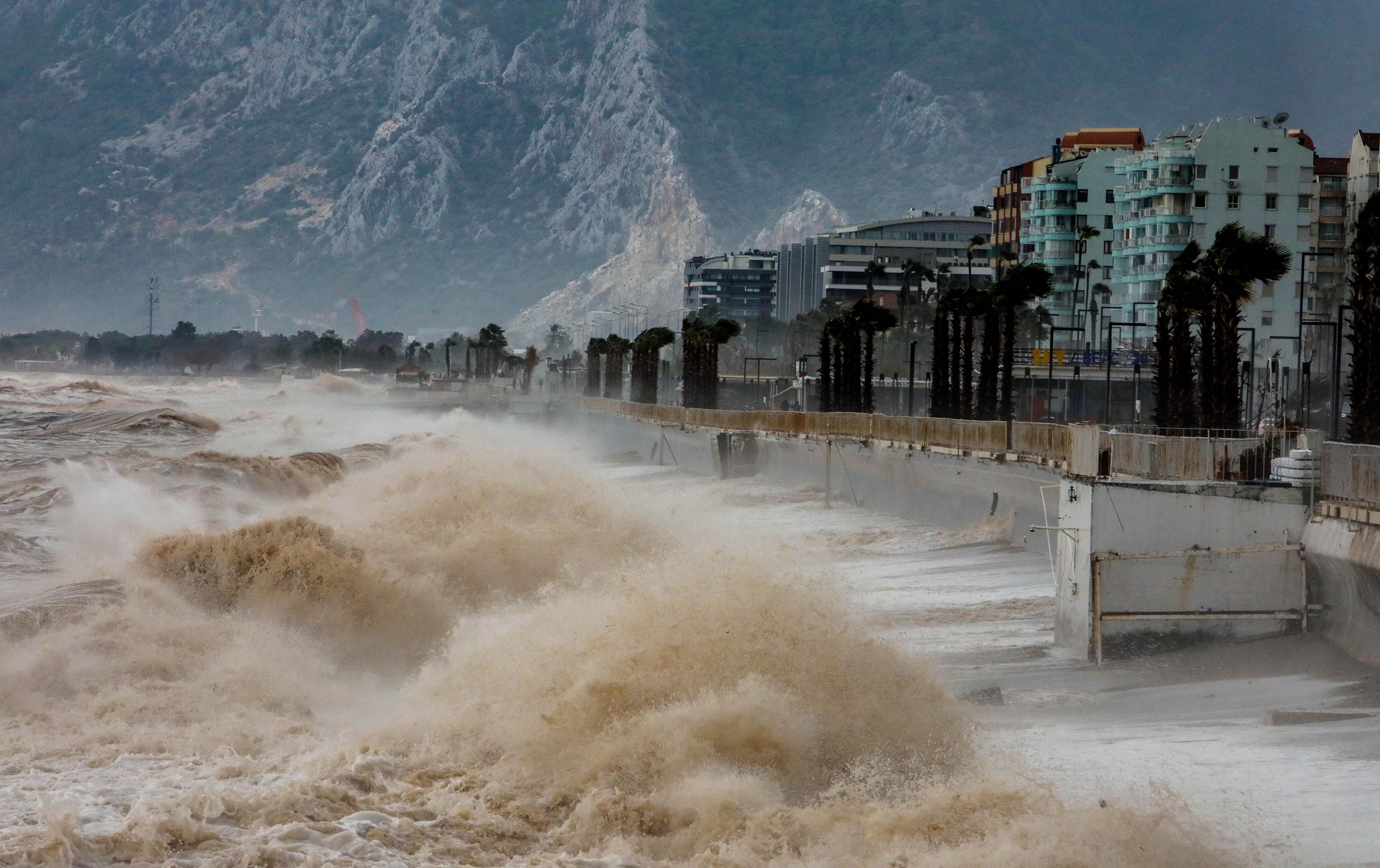 Antalyada şiddetli fırtına; uçak seferleri durdu