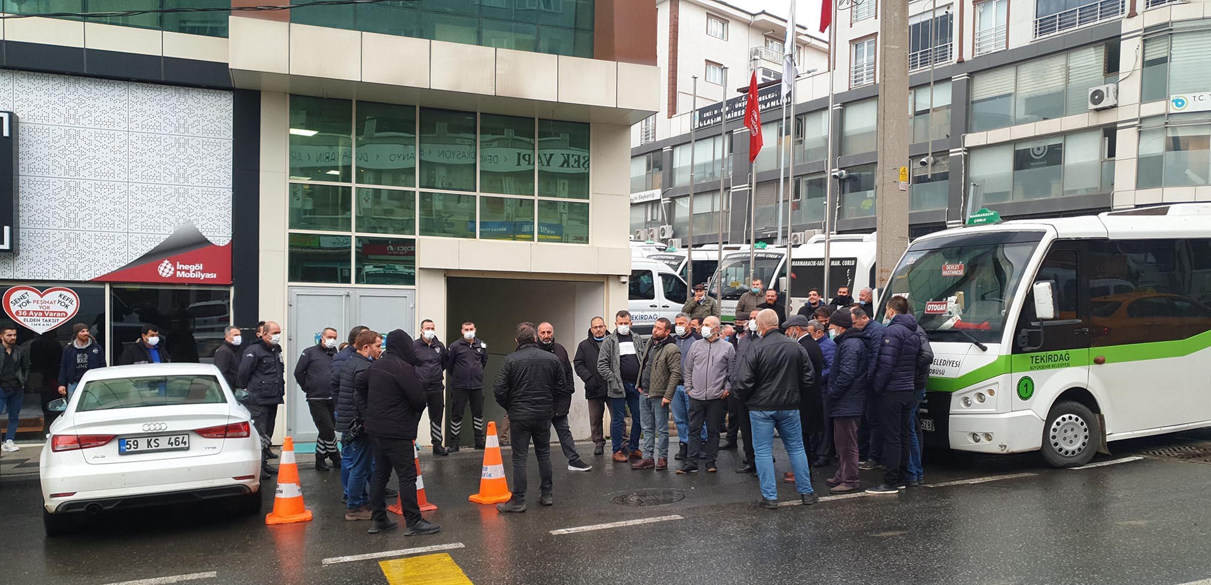 Tekirdağda güzergahları değiştirilen minibüsçülerden eylem