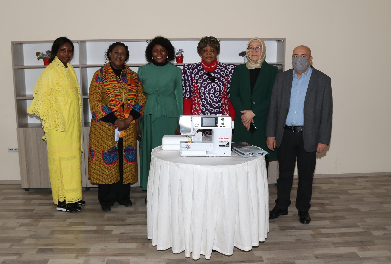 Vana gelen Gana Büyükelçisi, kursiyerlere dikiş makinesi hediye etti