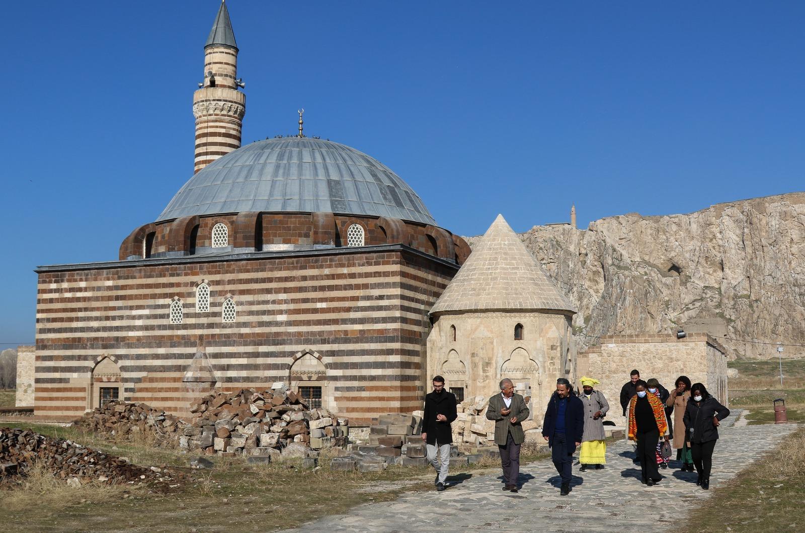 Vana gelen Gana Büyükelçisi, kursiyerlere dikiş makinesi hediye etti