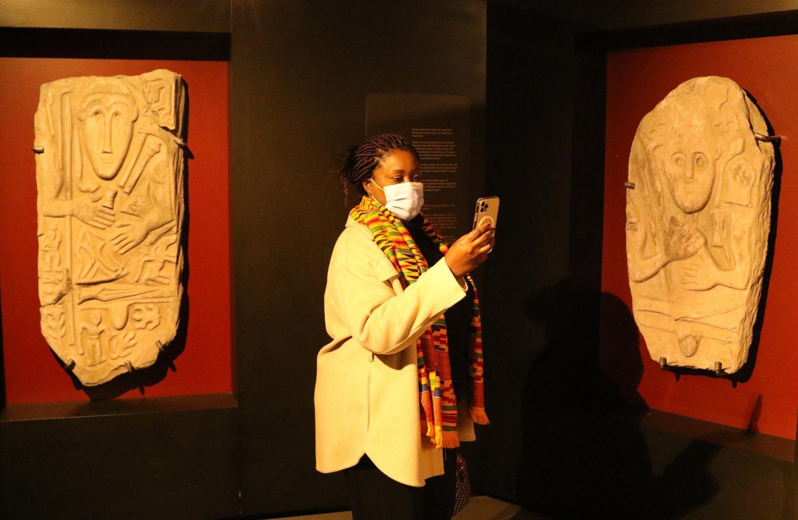 Vana gelen Gana Büyükelçisi, kursiyerlere dikiş makinesi hediye etti