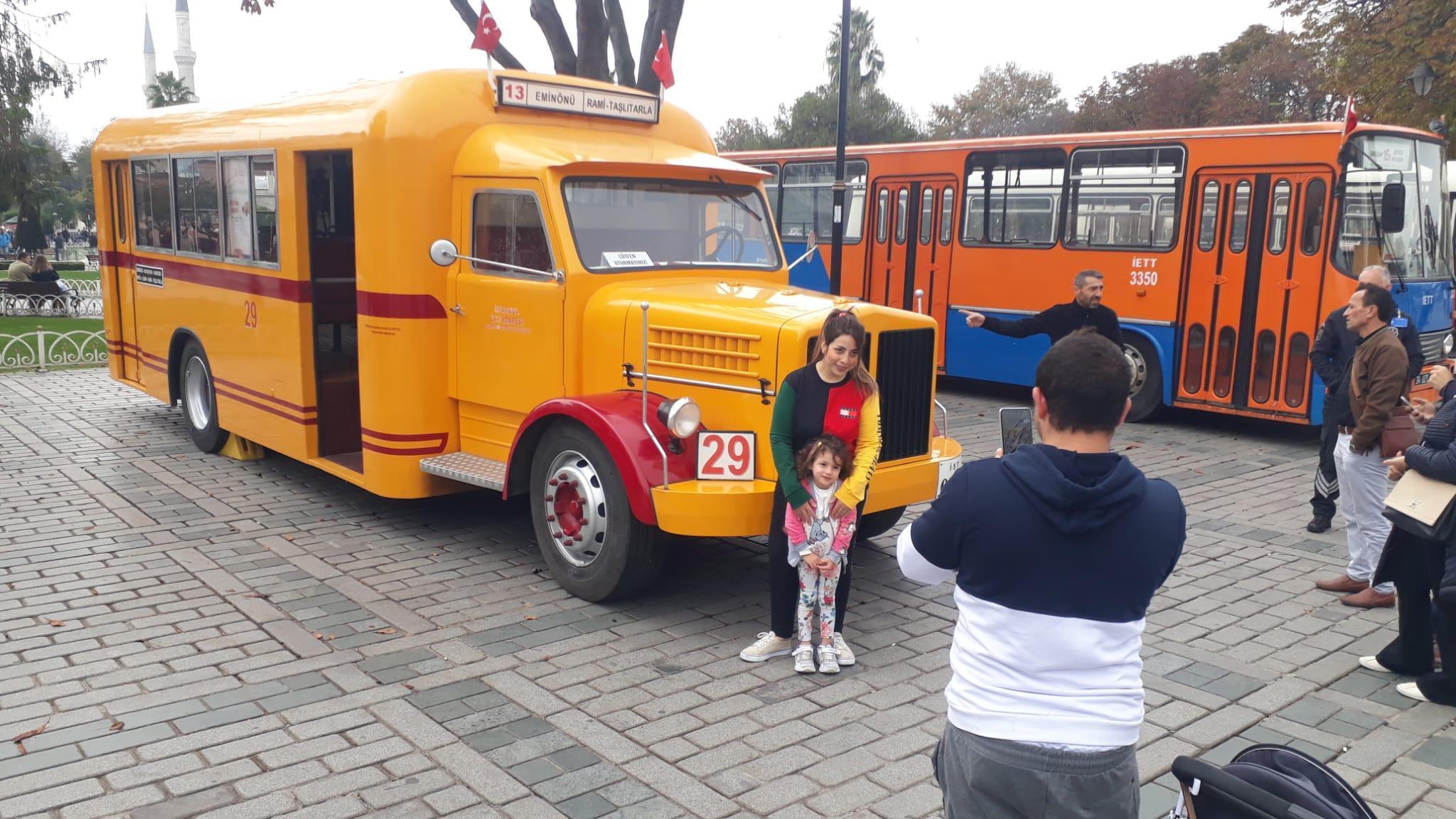 Sultanahmette kamyondan dönüştürülen nostaljik otobüse ilgi