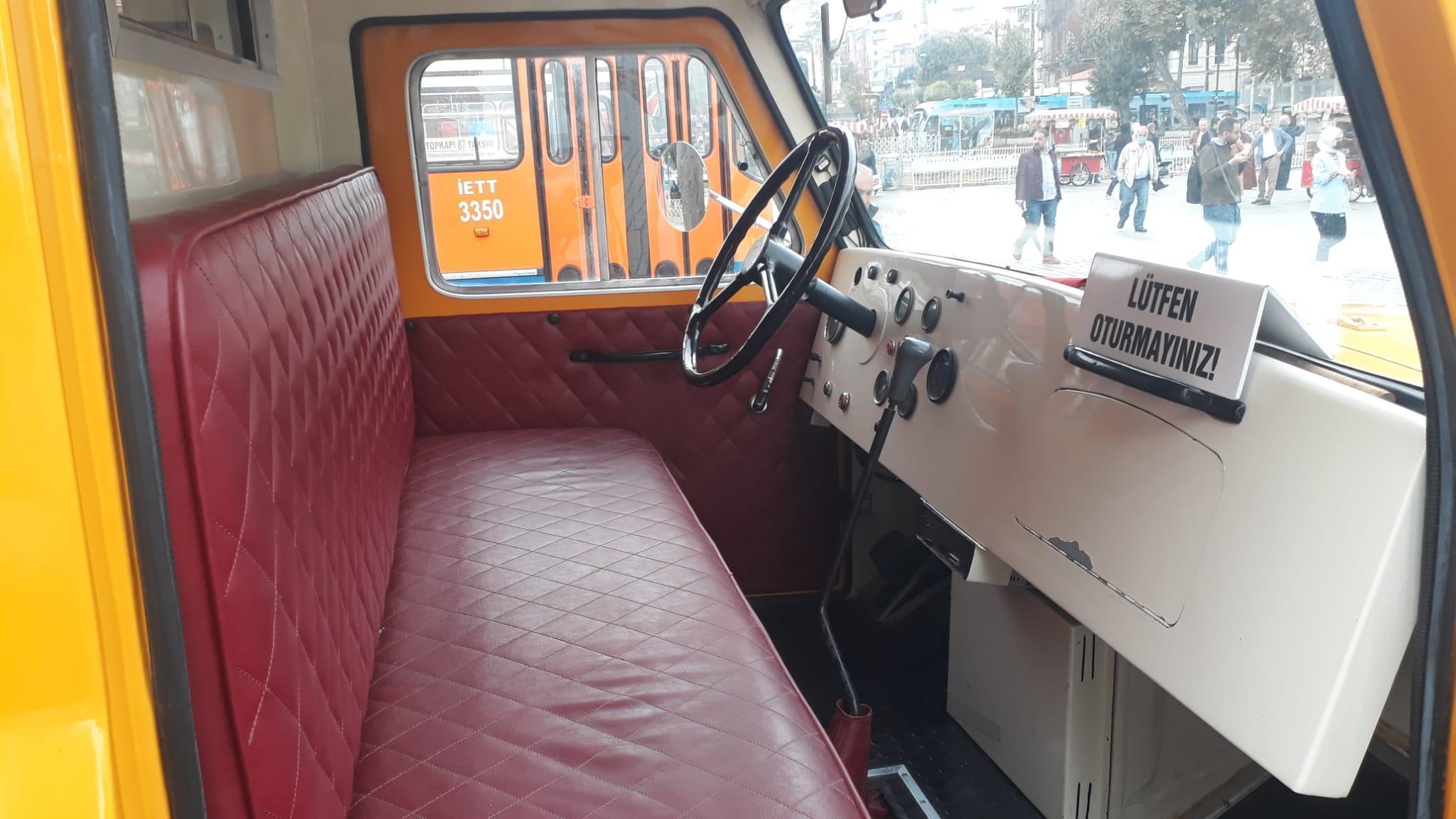 Sultanahmette kamyondan dönüştürülen nostaljik otobüse ilgi