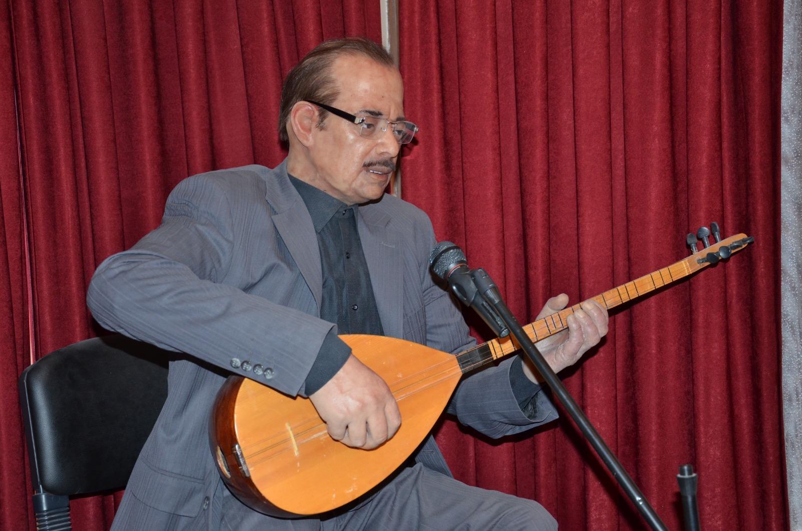 Neşet Ertaş’ın robot heykelinin ziyaretçileri selamlamasına yakınlarından tepki