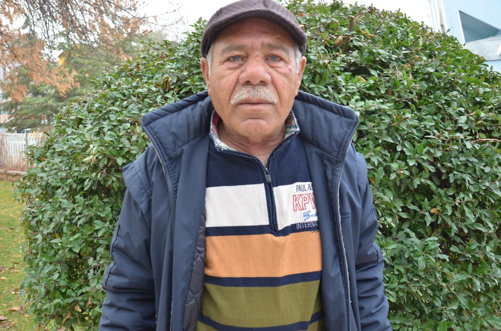 Neşet Ertaş’ın robot heykelinin ziyaretçileri selamlamasına yakınlarından tepki