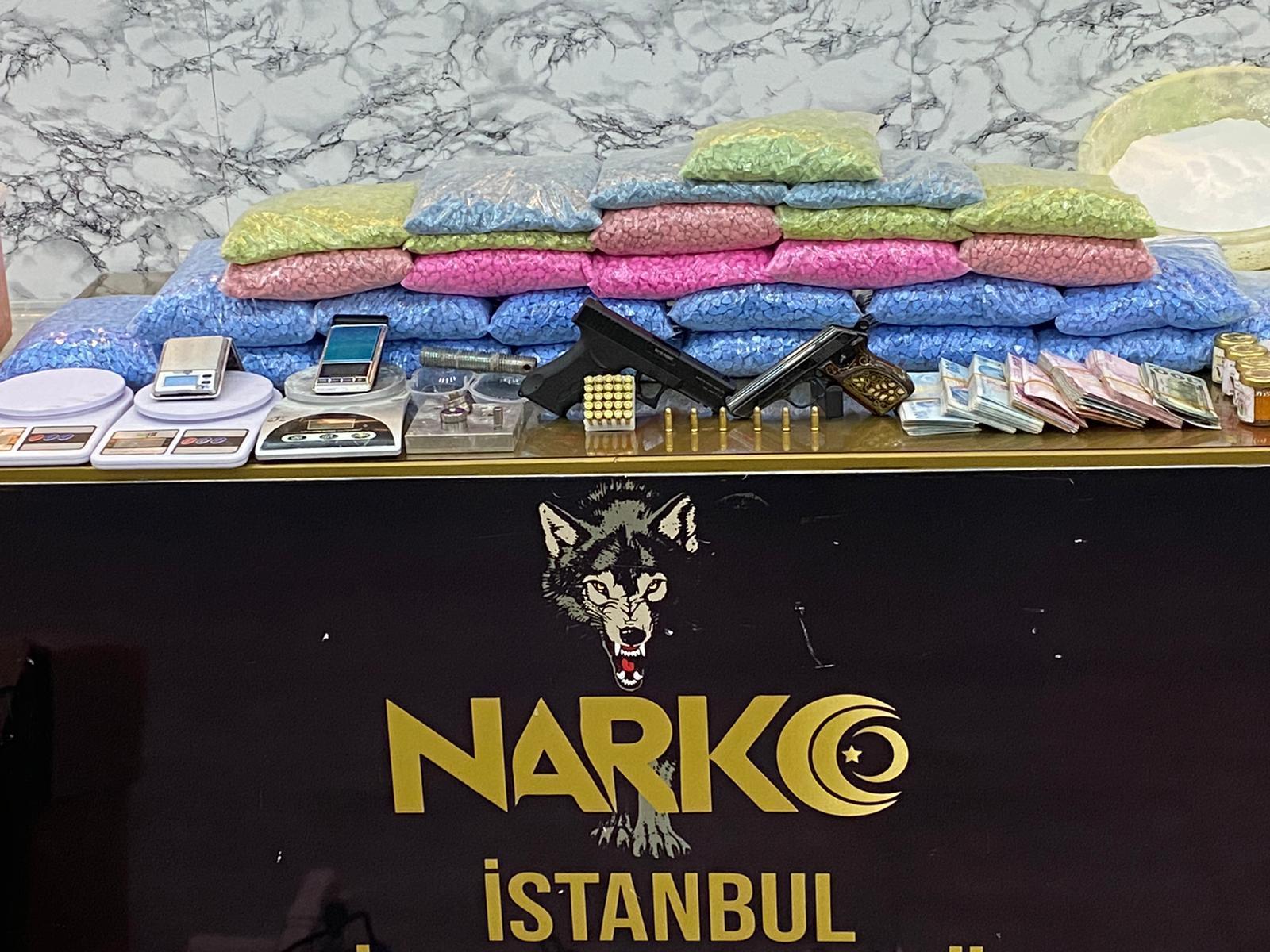 Eyüpsultanda uyuşturucu operasyonu kamerada; 900 bin hap ele geçirildi