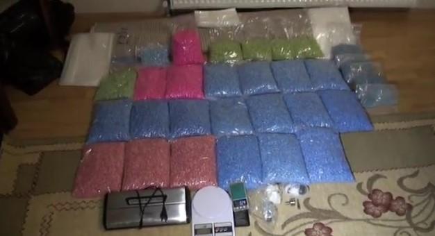 Eyüpsultanda uyuşturucu operasyonu kamerada; 900 bin hap ele geçirildi