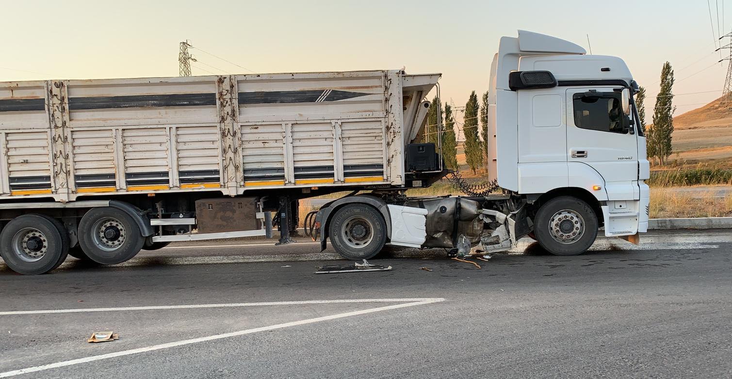 Sivas’ta TIR ile otomobil çarpıştı: 5 yaralı