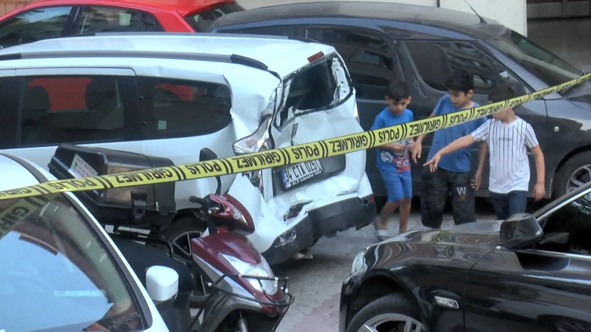 Kağıthanede yokuş aşağı kayan kamyonet sokağı birbirine kattı