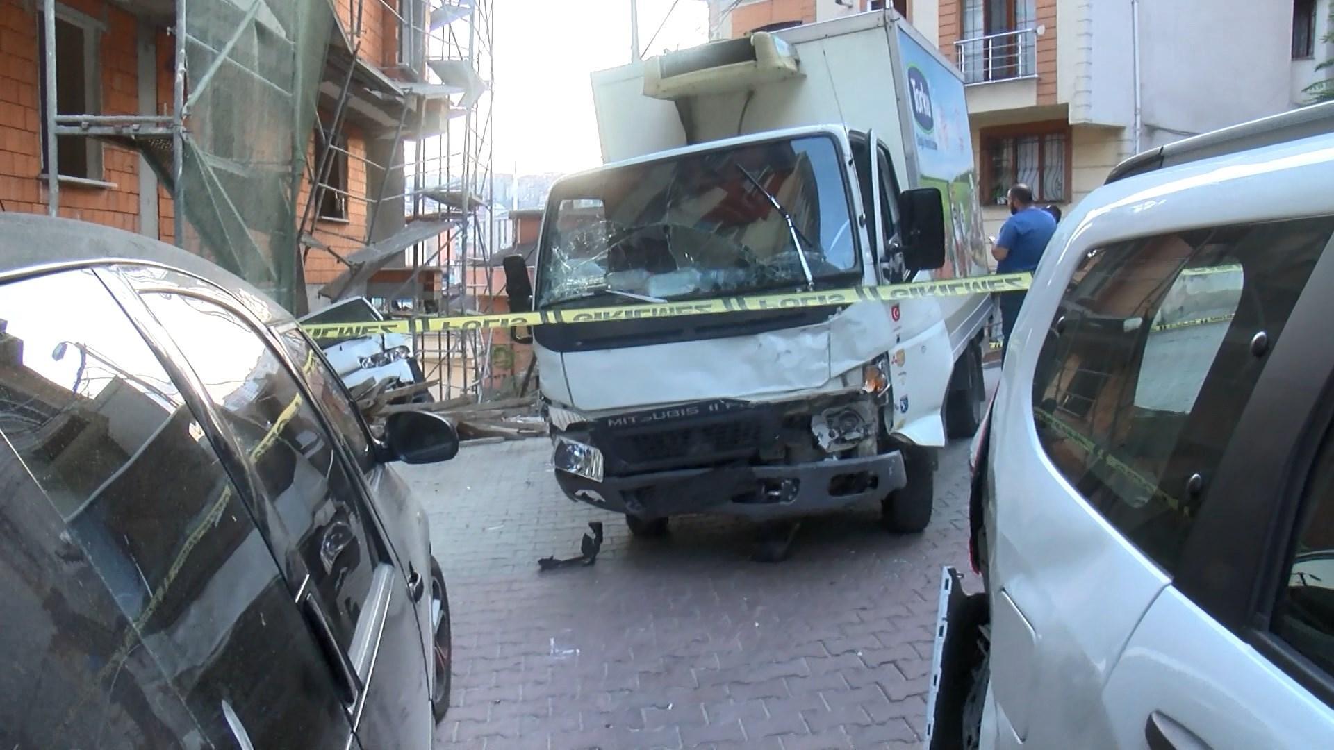 Kağıthanede yokuş aşağı kayan kamyonet sokağı birbirine kattı