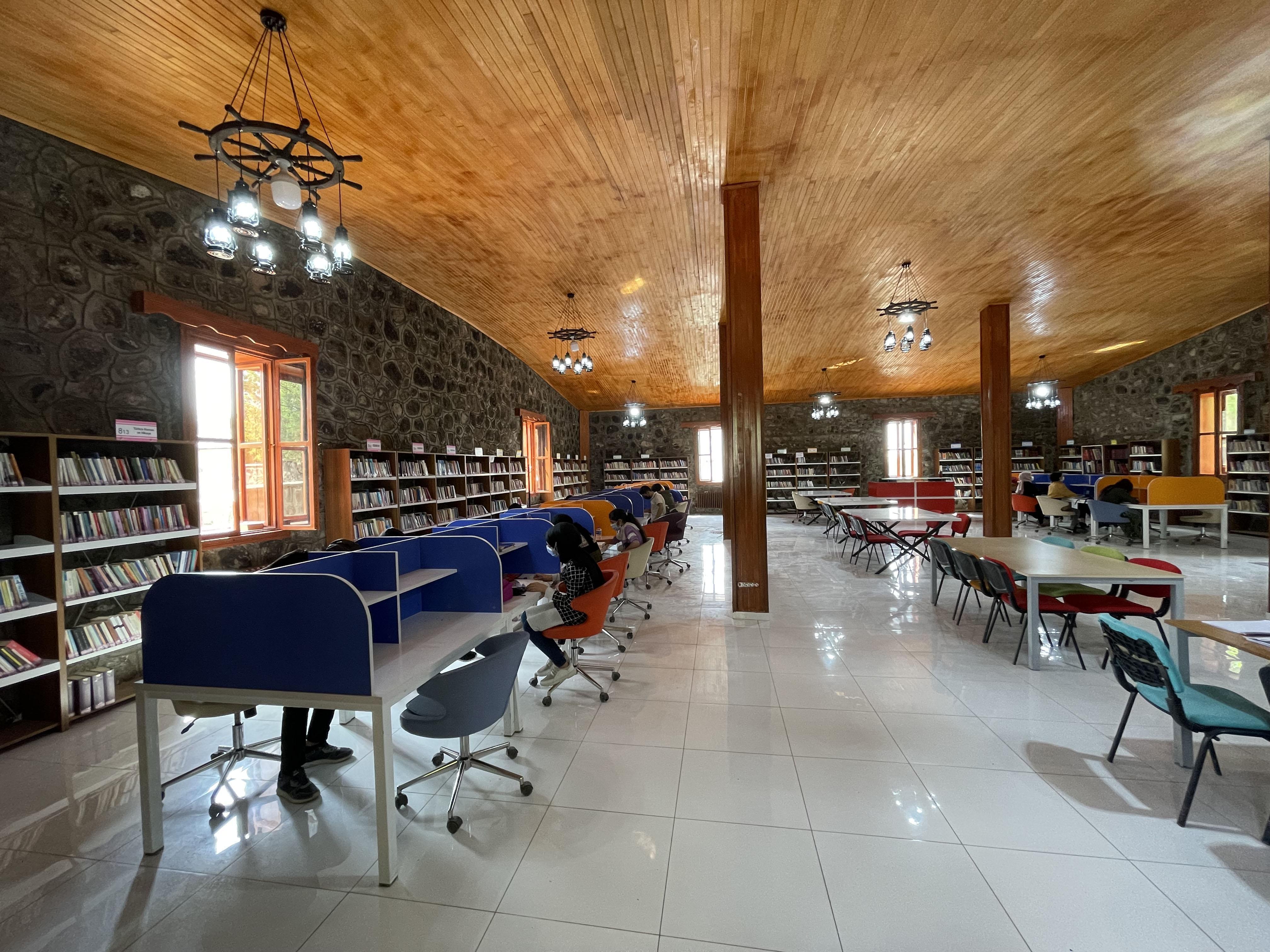 49 yıl cezaevi olarak kullanılan taş bina kütüphaneye dönüştürüldü