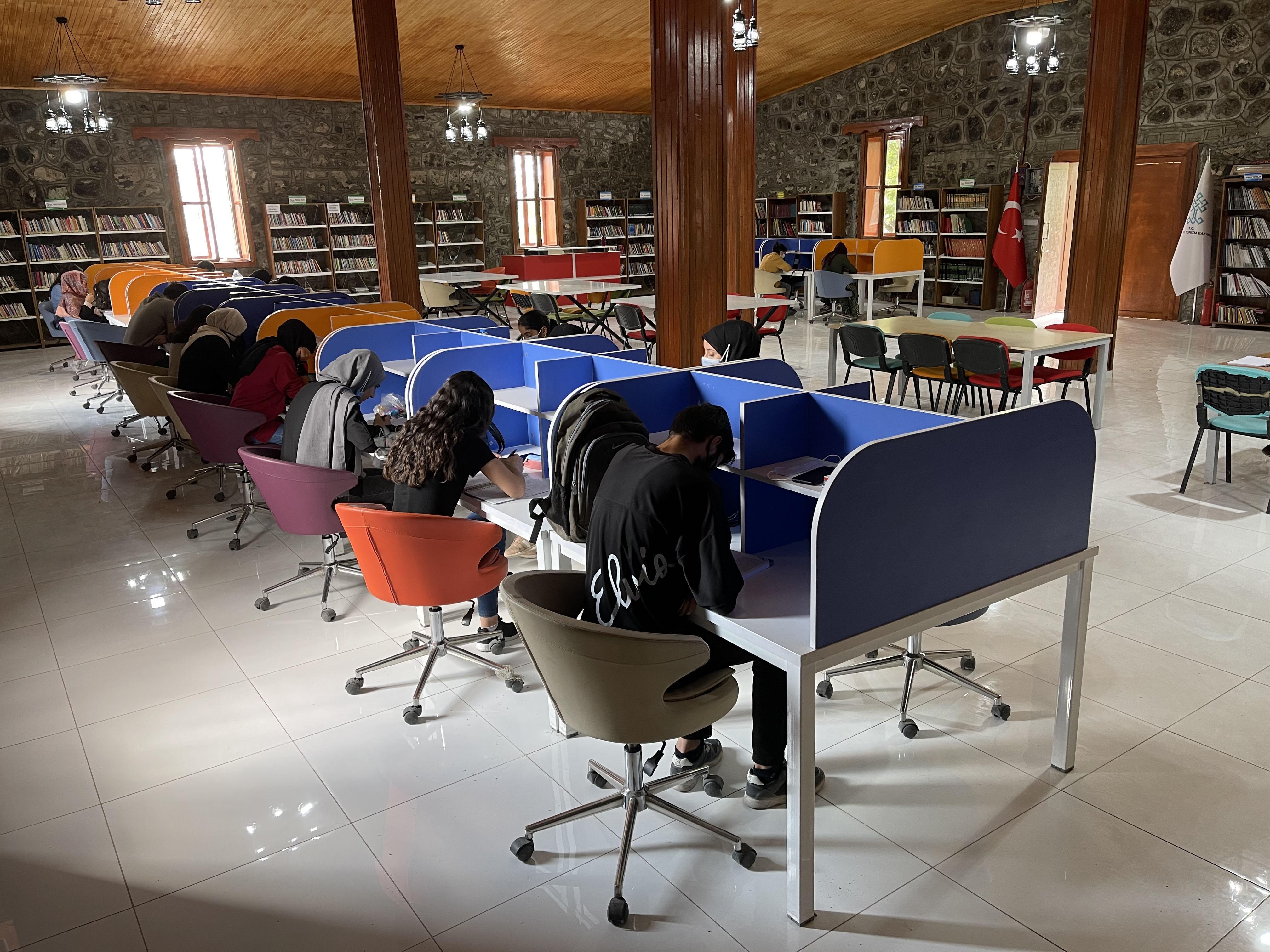 49 yıl cezaevi olarak kullanılan taş bina kütüphaneye dönüştürüldü