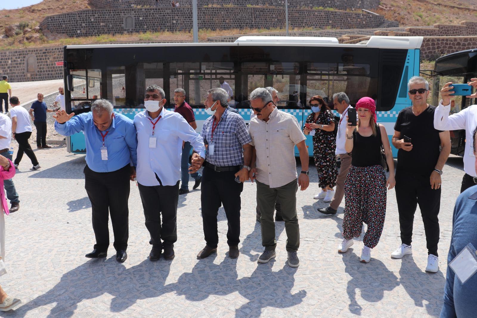 154 muhtar Ağrıda halay çekti