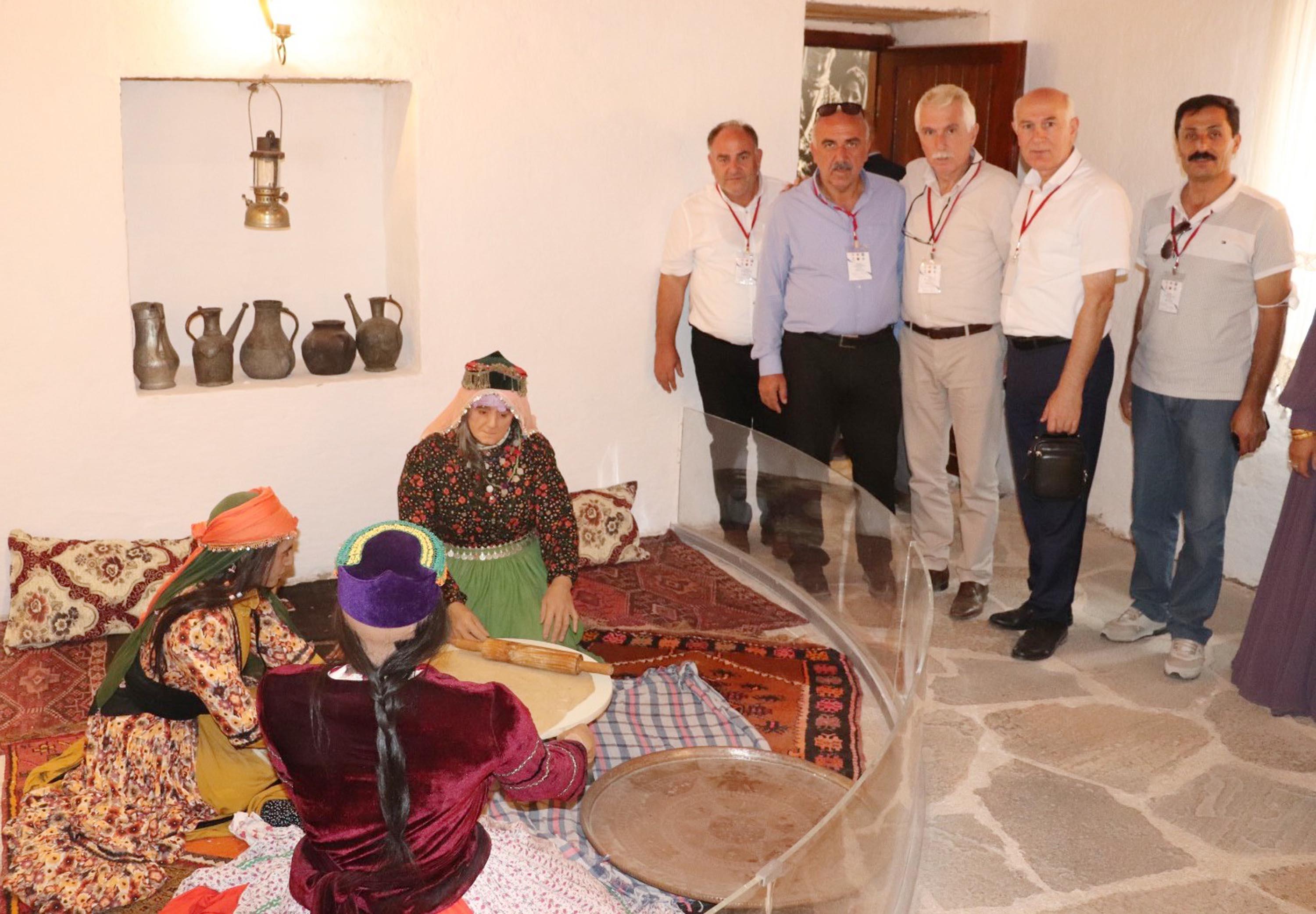 154 muhtar Ağrıda halay çekti