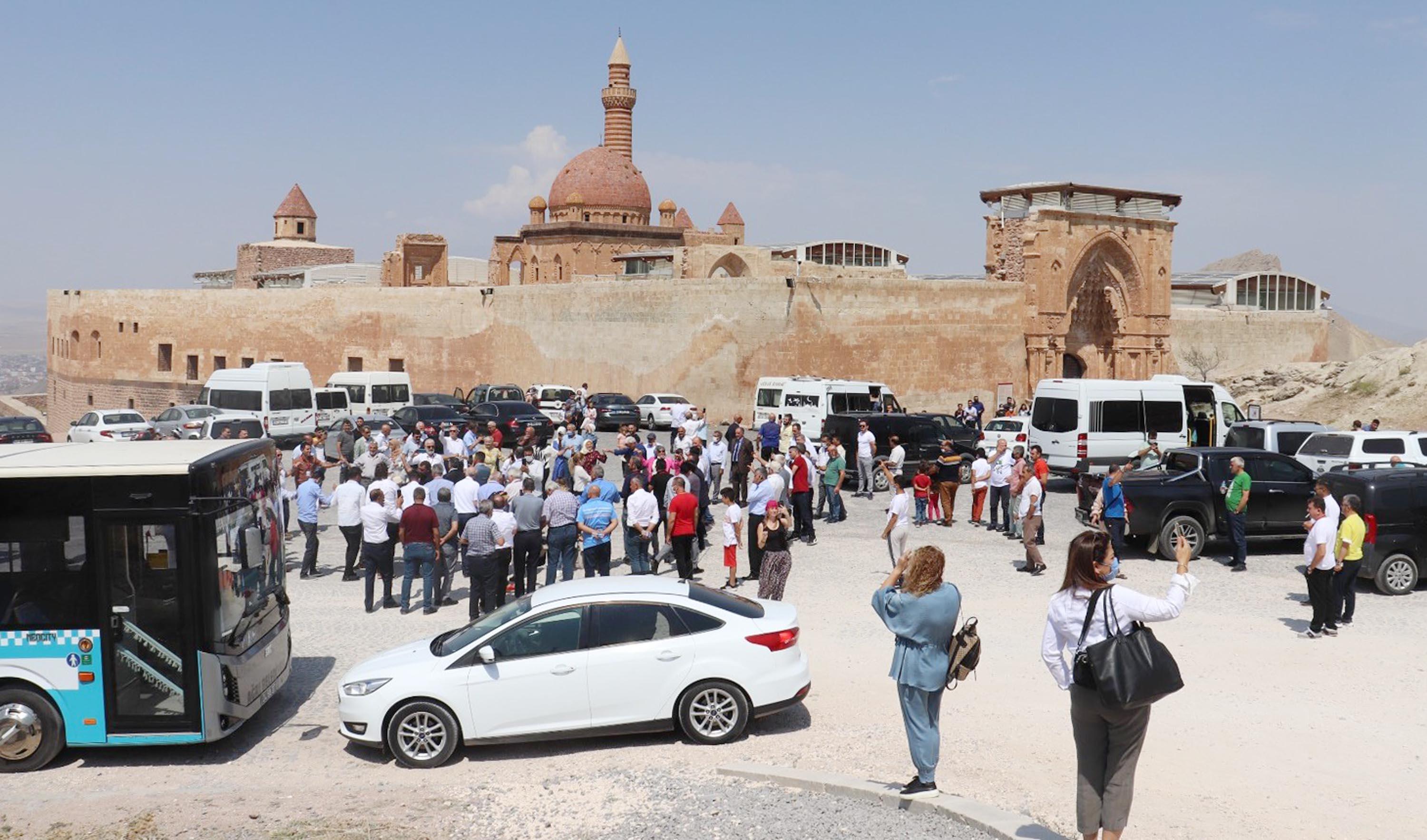 154 muhtar Ağrıda halay çekti