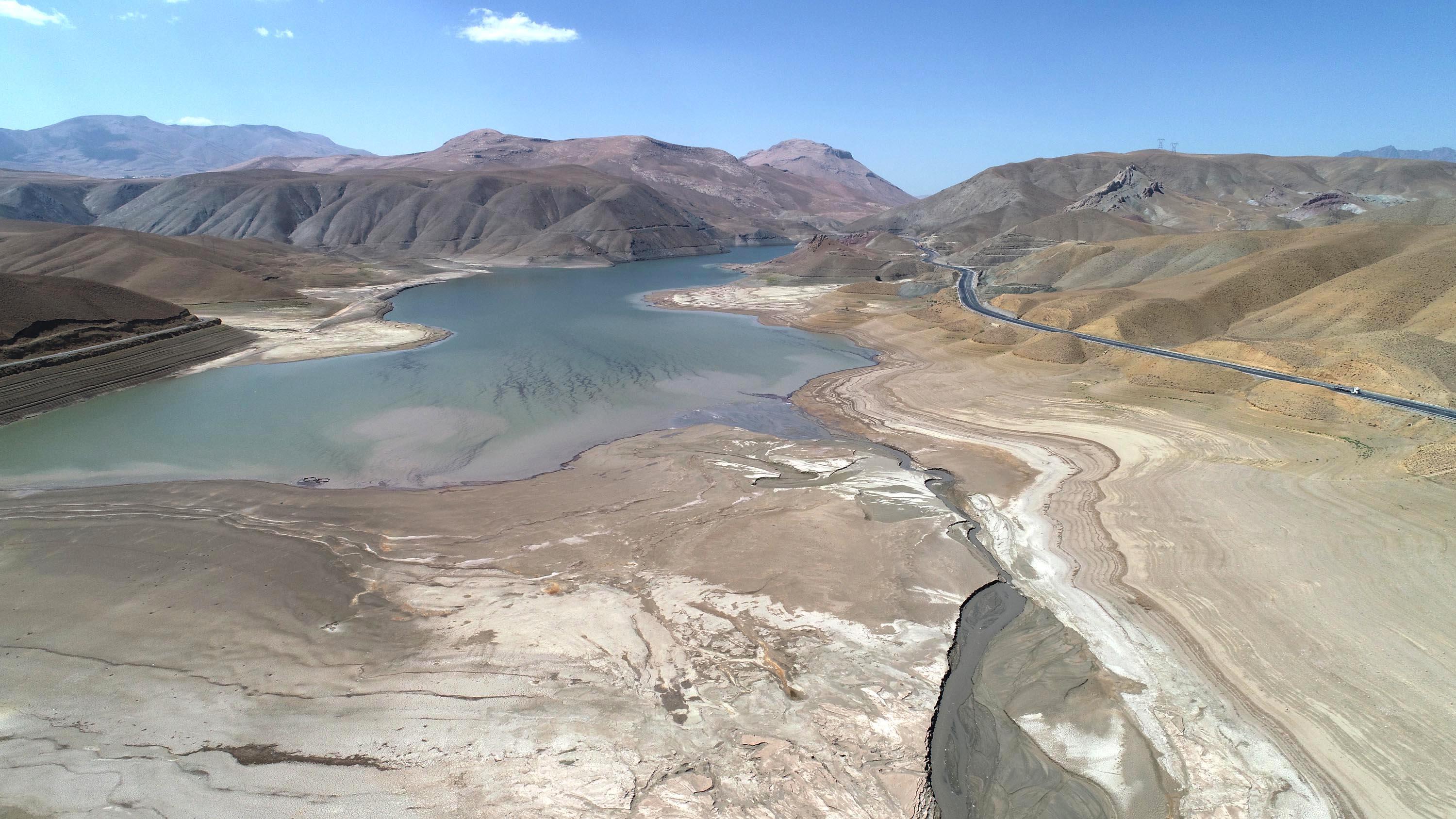 Vanda kuraklık nedeniyle Zernek Baraj Gölü taban seviyeye indi