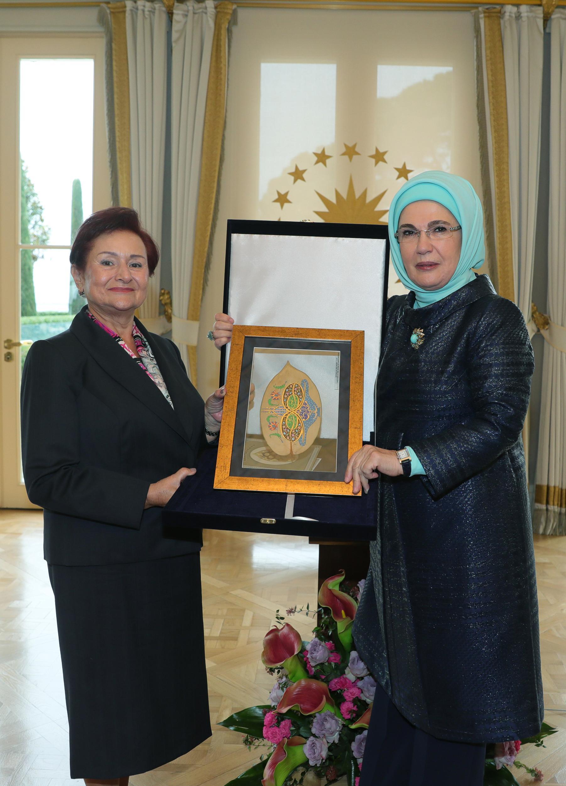 Emine Erdoğan, TOGEMDERin eski ve yeni yönetim kurulu üyeleriyle bir araya geldi