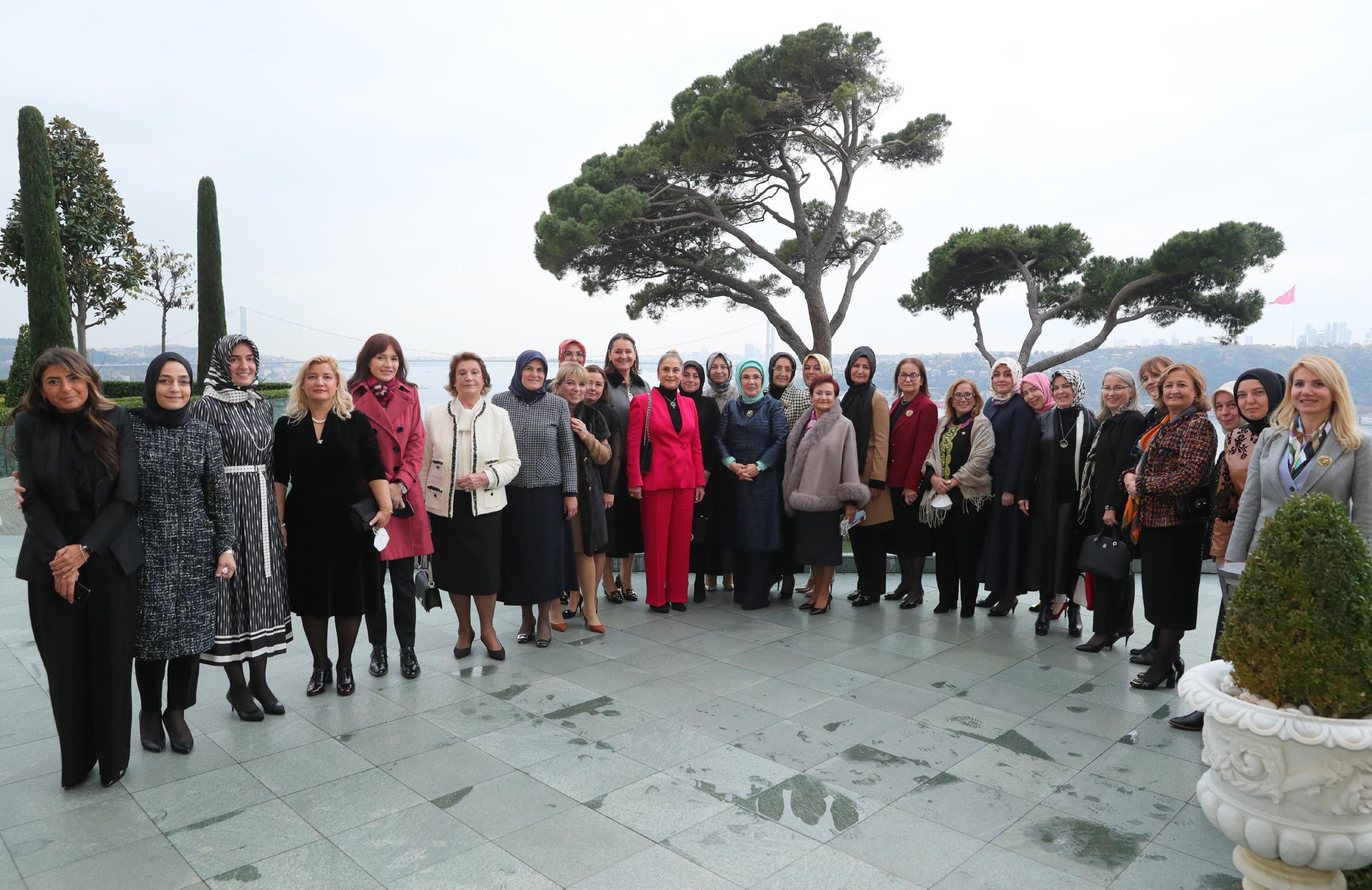 Emine Erdoğan, TOGEMDERin eski ve yeni yönetim kurulu üyeleriyle bir araya geldi