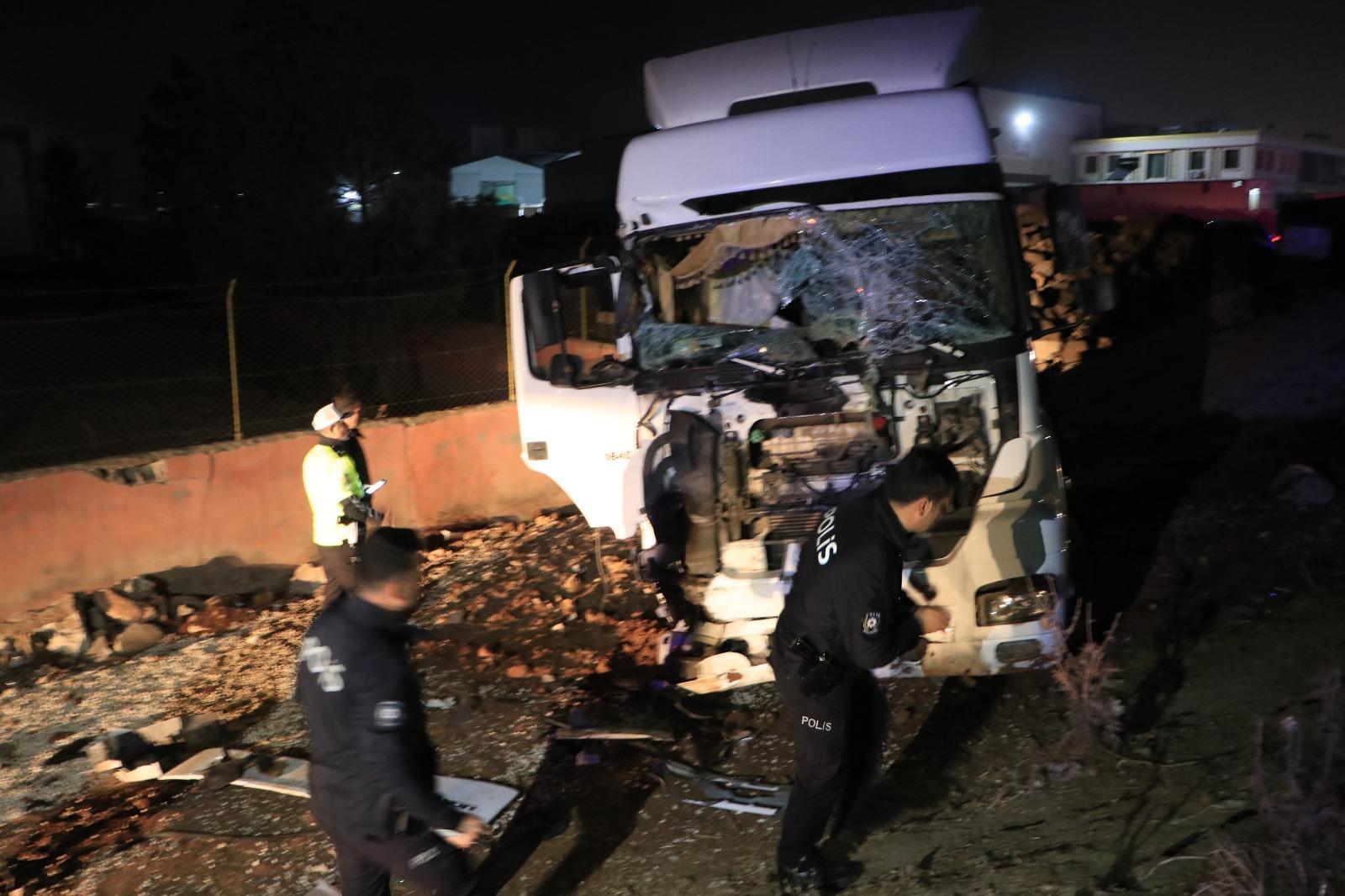 Şanlıurfa’da asker uğurlaması dönüşünde minibüse çekici çarptı: 14 yaralı