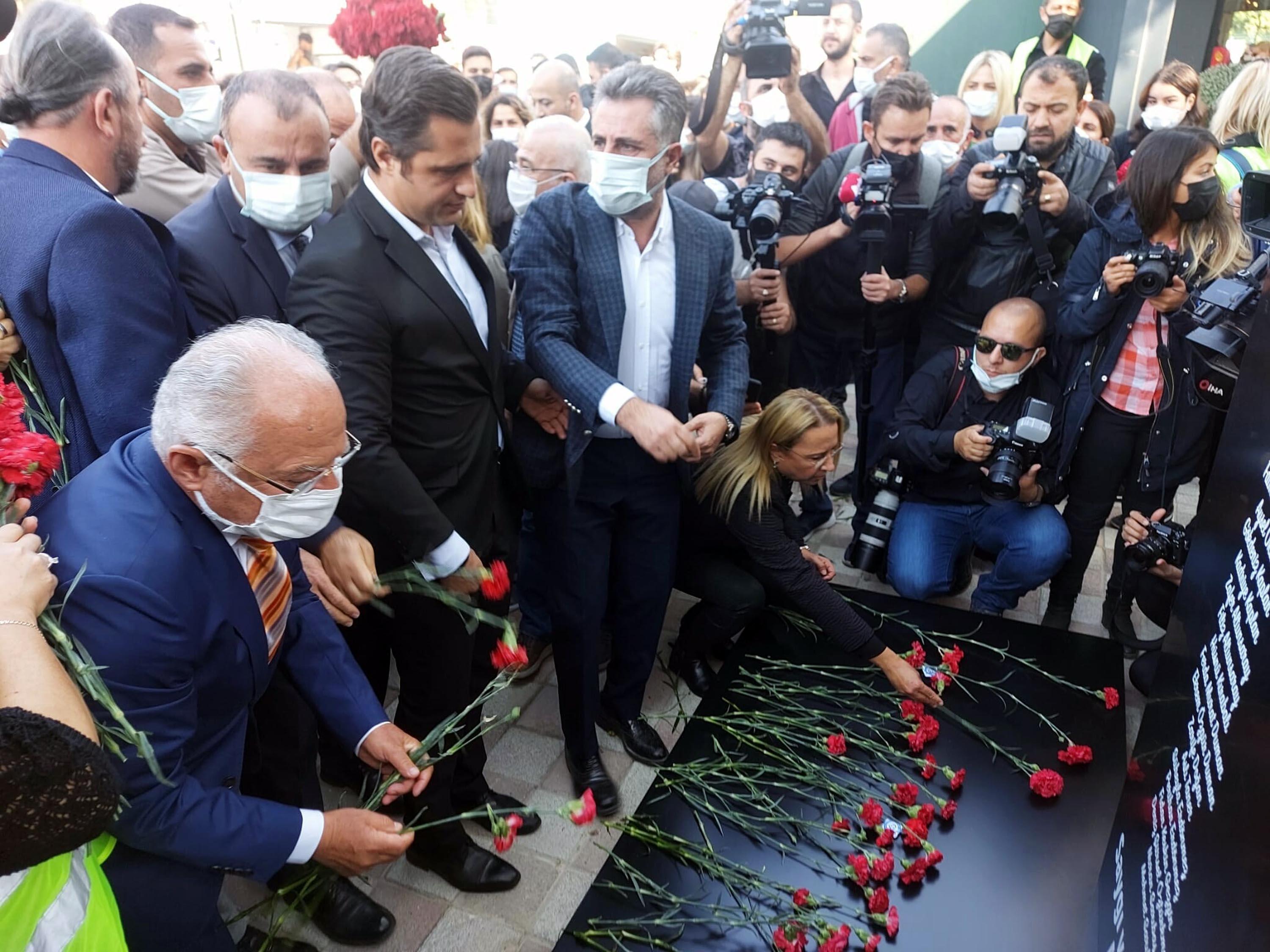 İzmirde, depremde kaybedilen 117 kişi anıldı