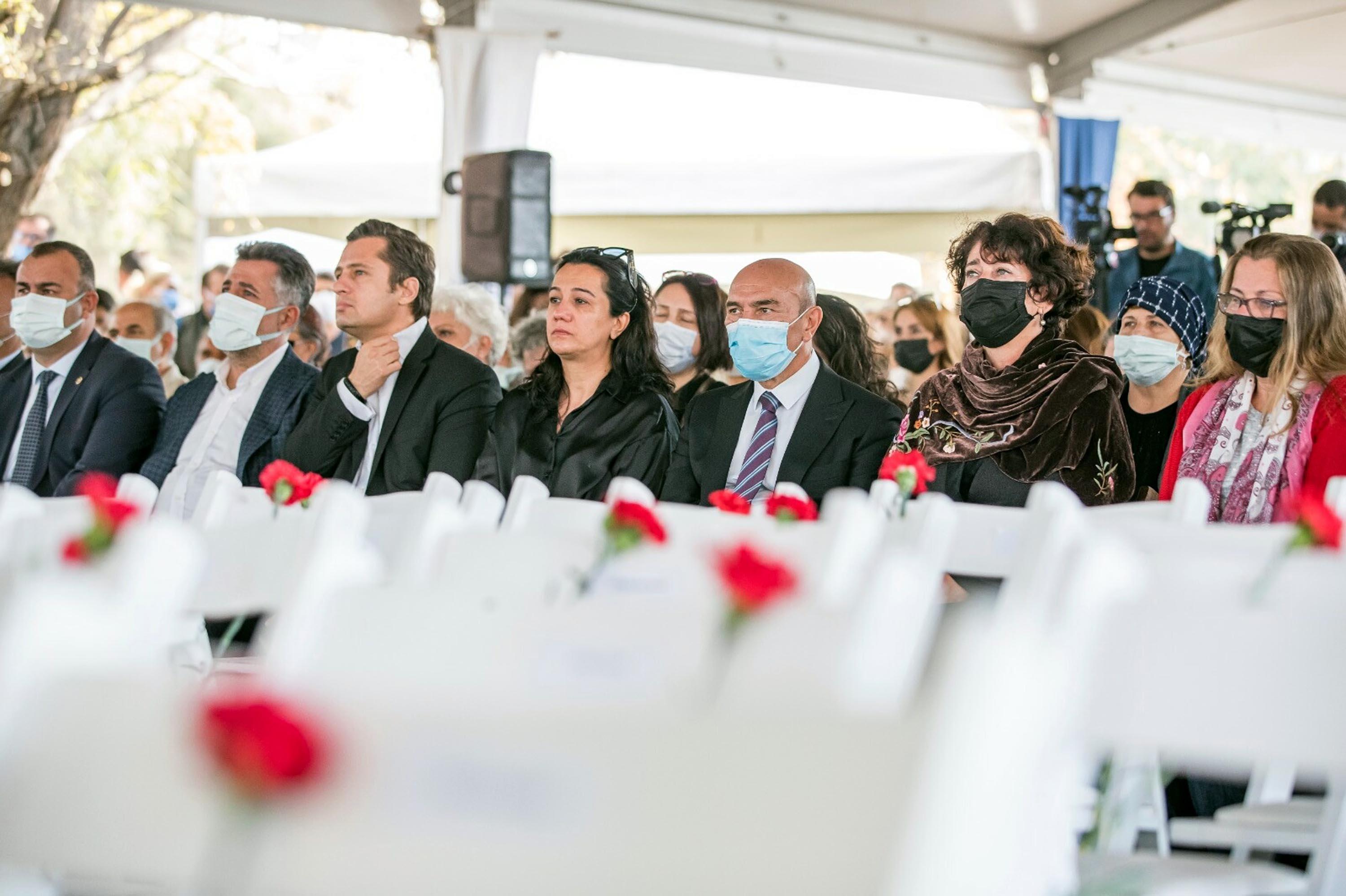 İzmirde, depremde kaybedilen 117 kişi anıldı