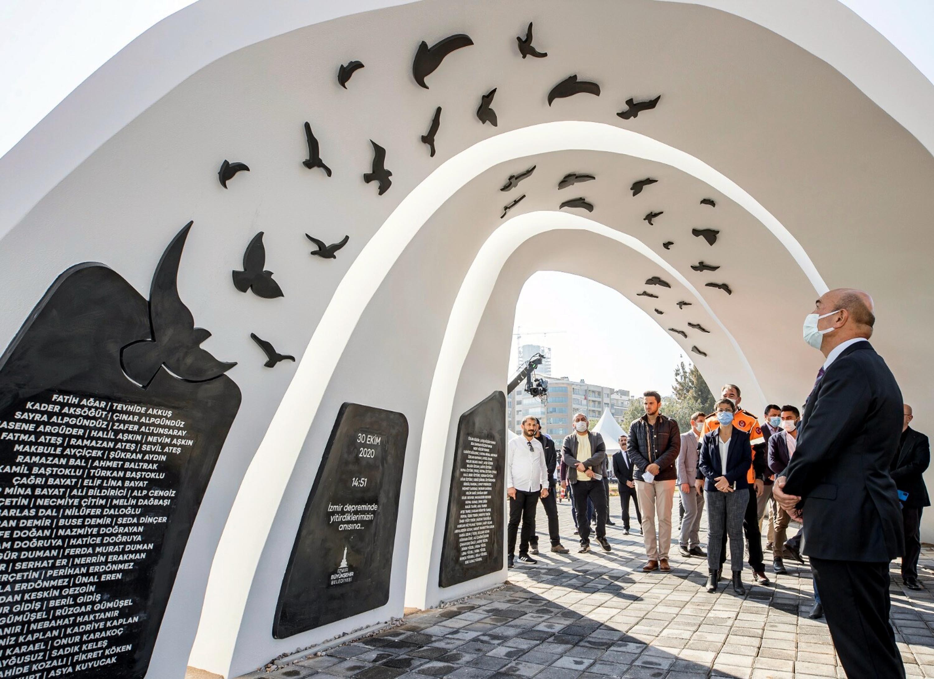 İzmirde, depremde kaybedilen 117 kişi anıldı