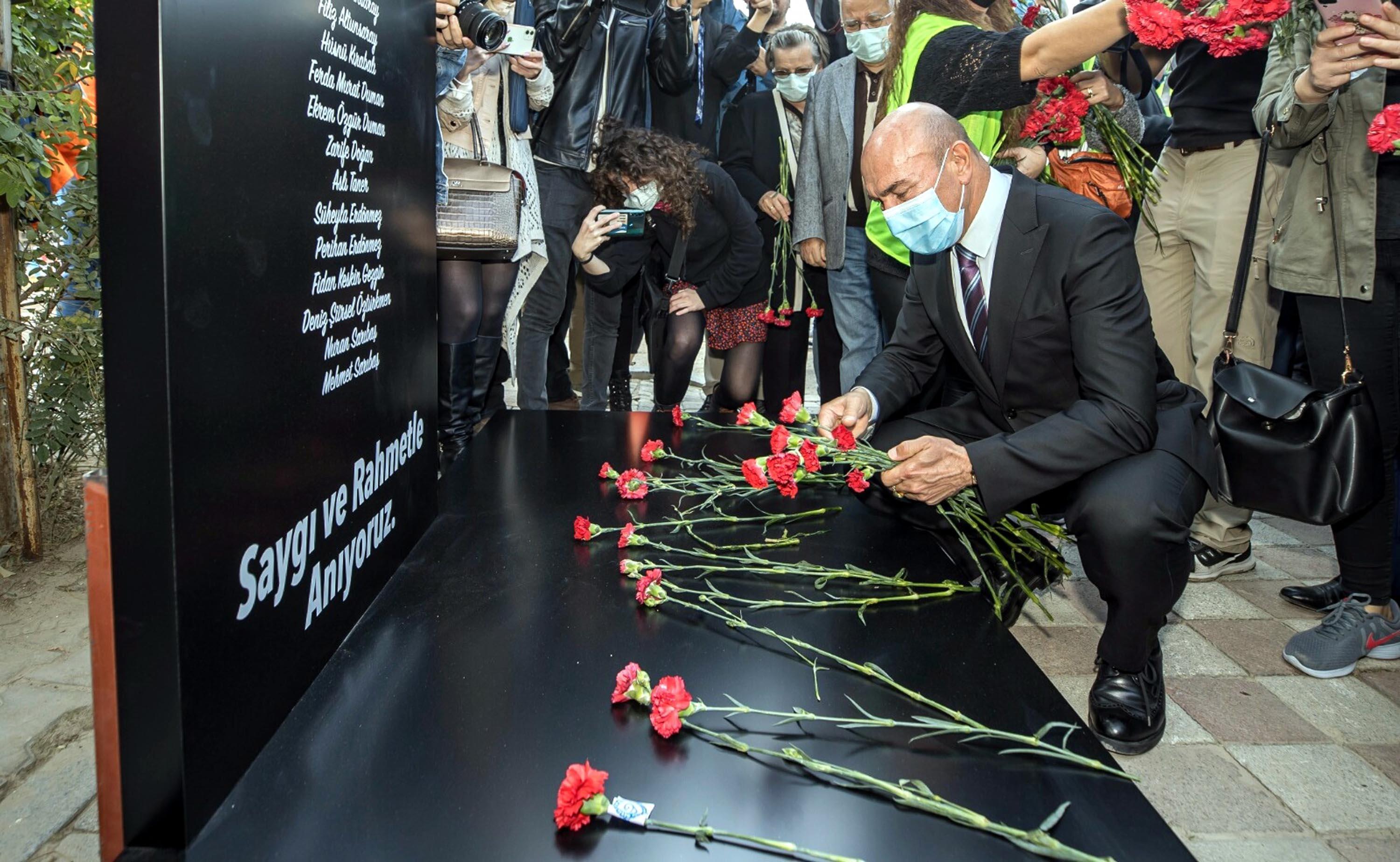 İzmirde, depremde kaybedilen 117 kişi anıldı