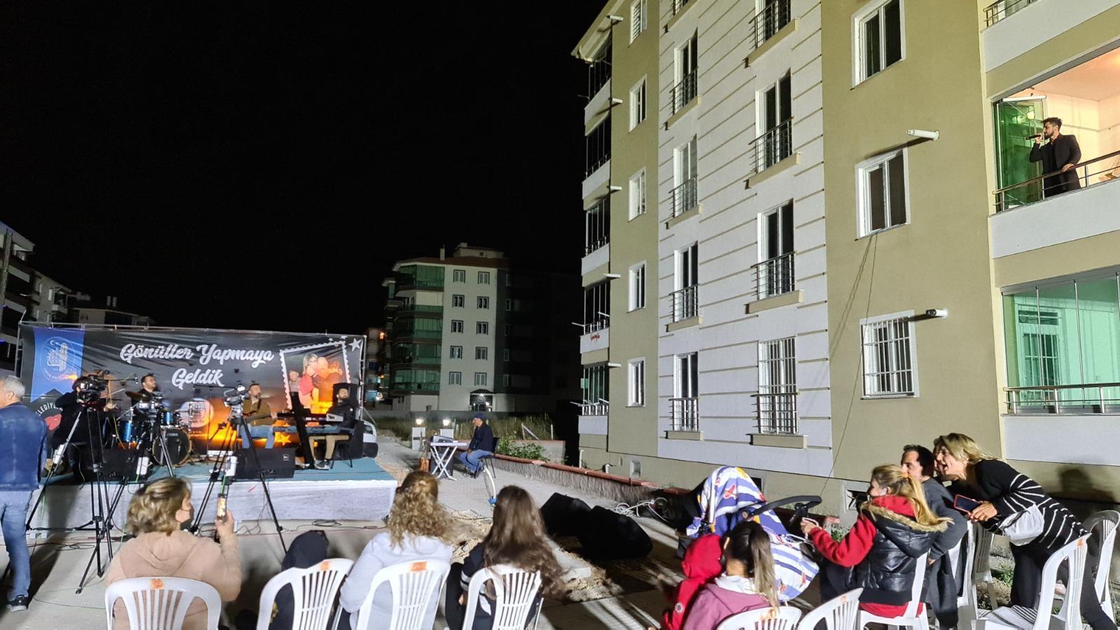 Covid-19a yakalanan solist, televizyon programını balkondan yaptı