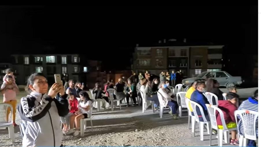 Covid-19a yakalanan solist, televizyon programını balkondan yaptı