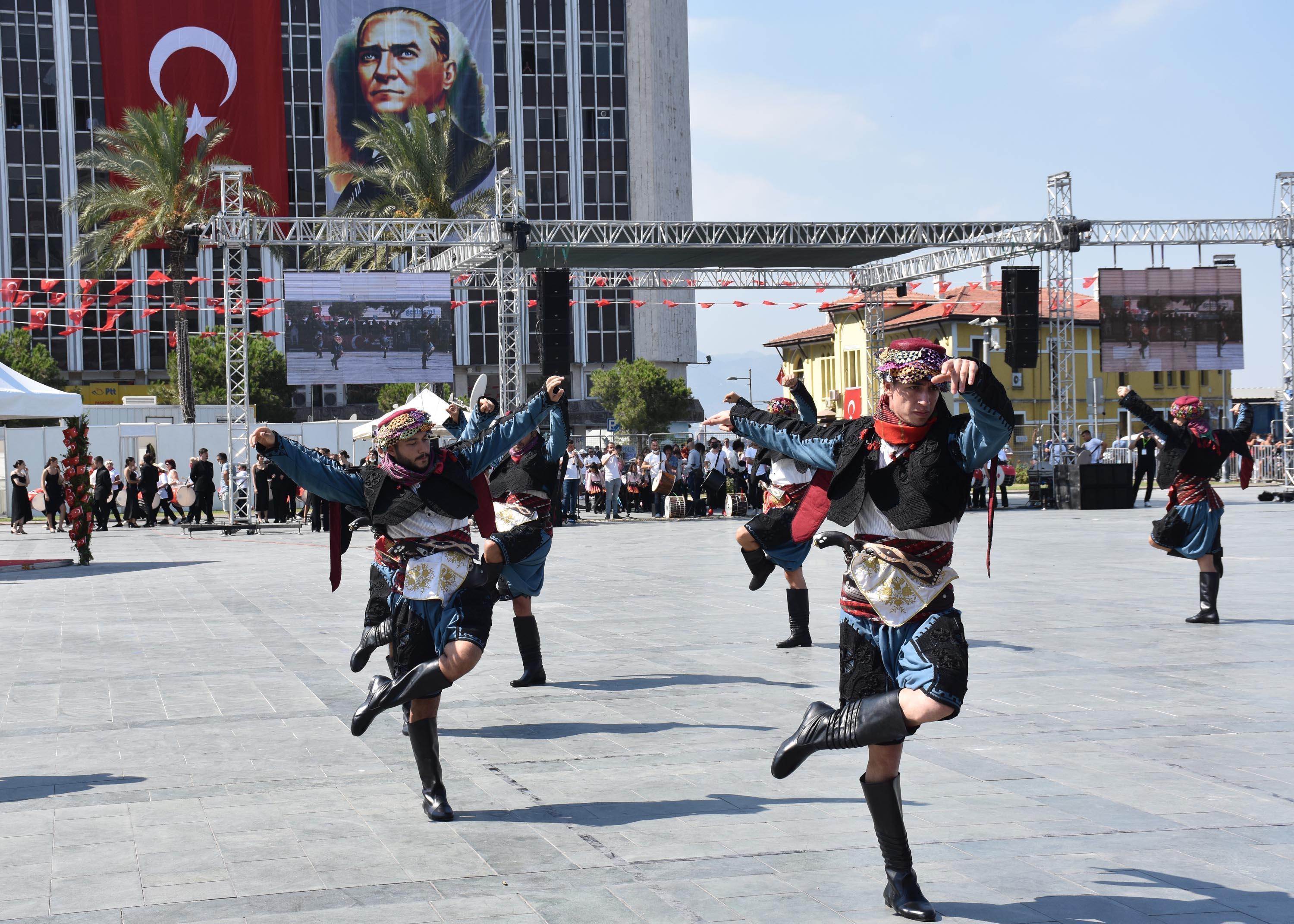 İzmirin düşman işgalinden kurtuluşunun 99’uncu yıl dönümü coşkuyla kutlandı