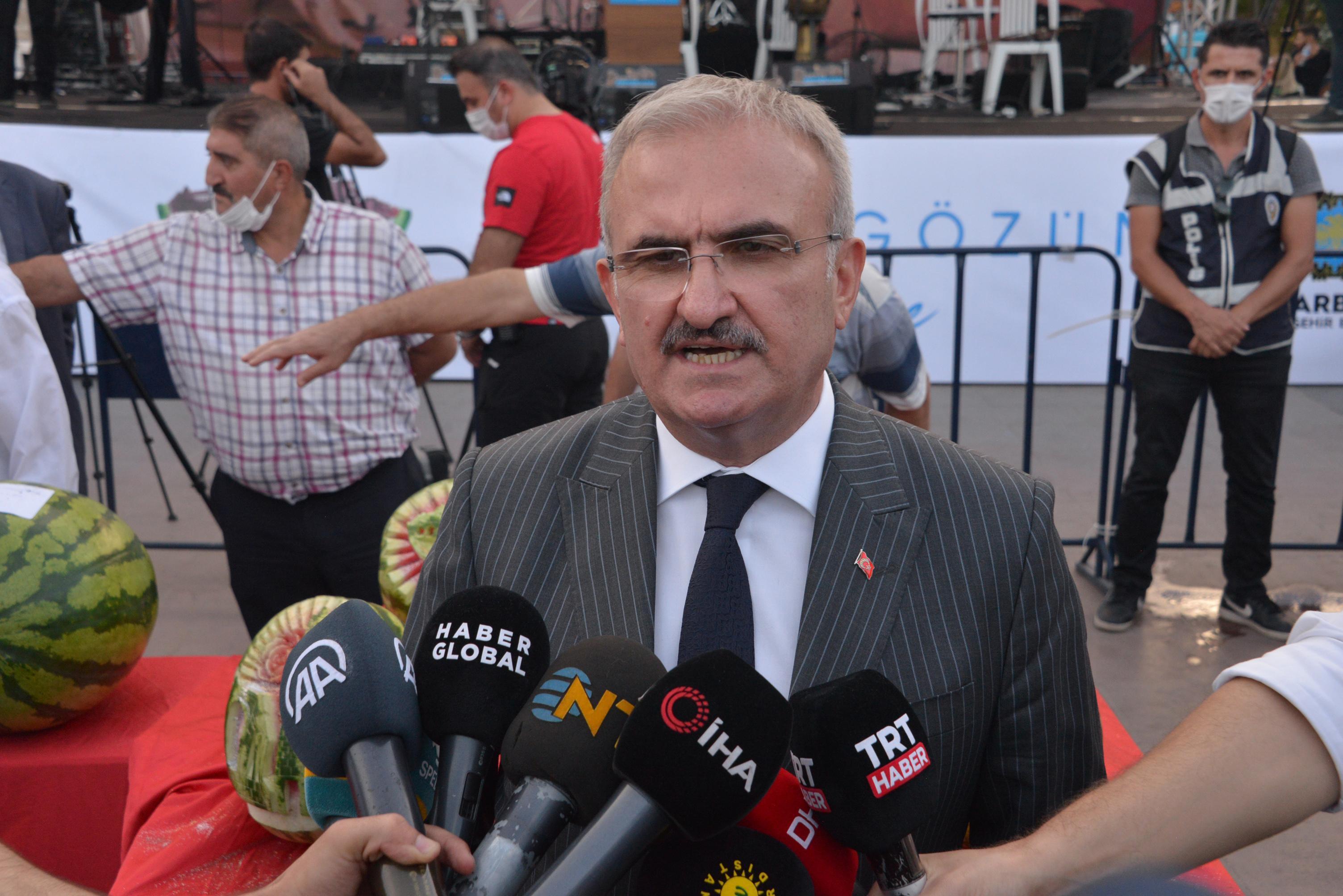 Kuraklık karpuzu da etkiledi: Bu yılki en büyük karpuz 45,5 kilo