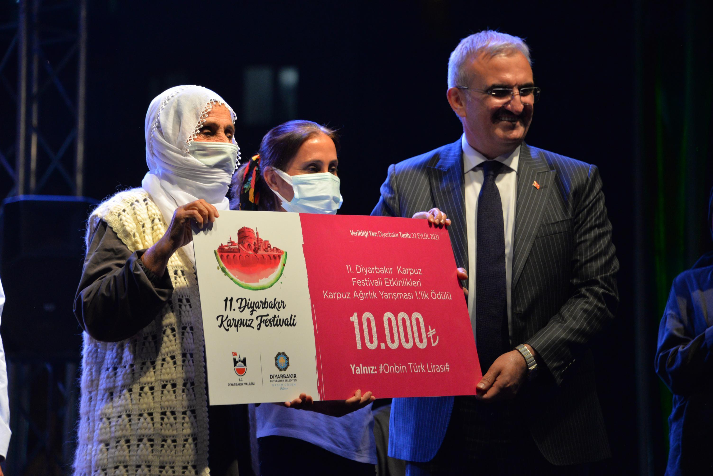 Kuraklık karpuzu da etkiledi: Bu yılki en büyük karpuz 45,5 kilo