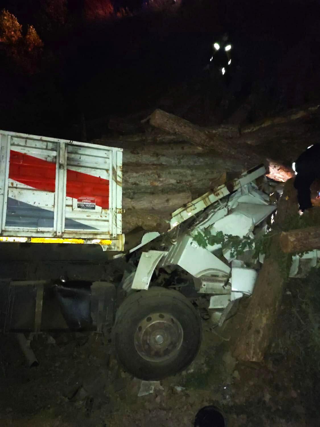 Dere yatağına uçan kamyonun şoförü öldü