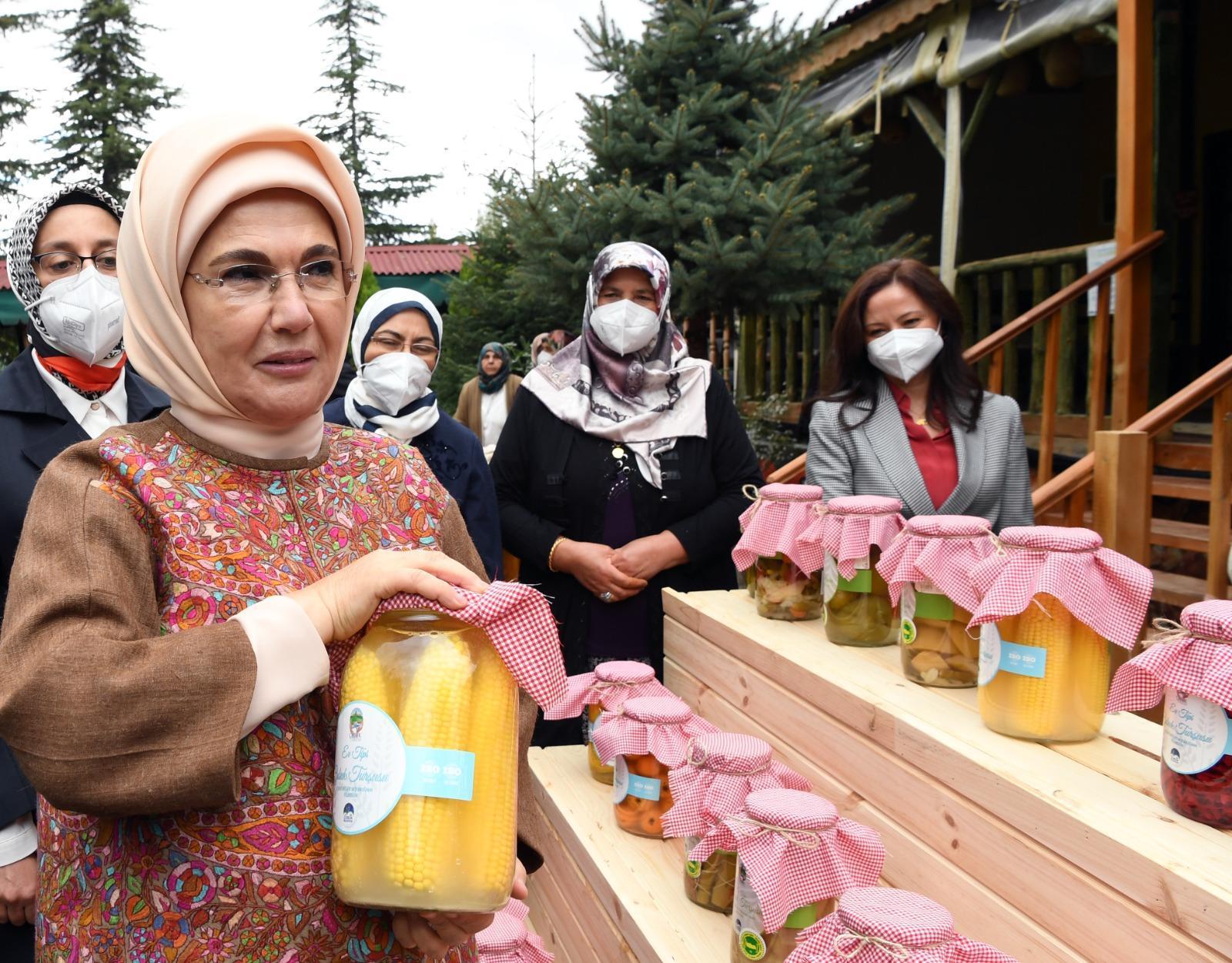 Emine Erdoğan, Çubuk’ta kadınlarla turşu kurdu
