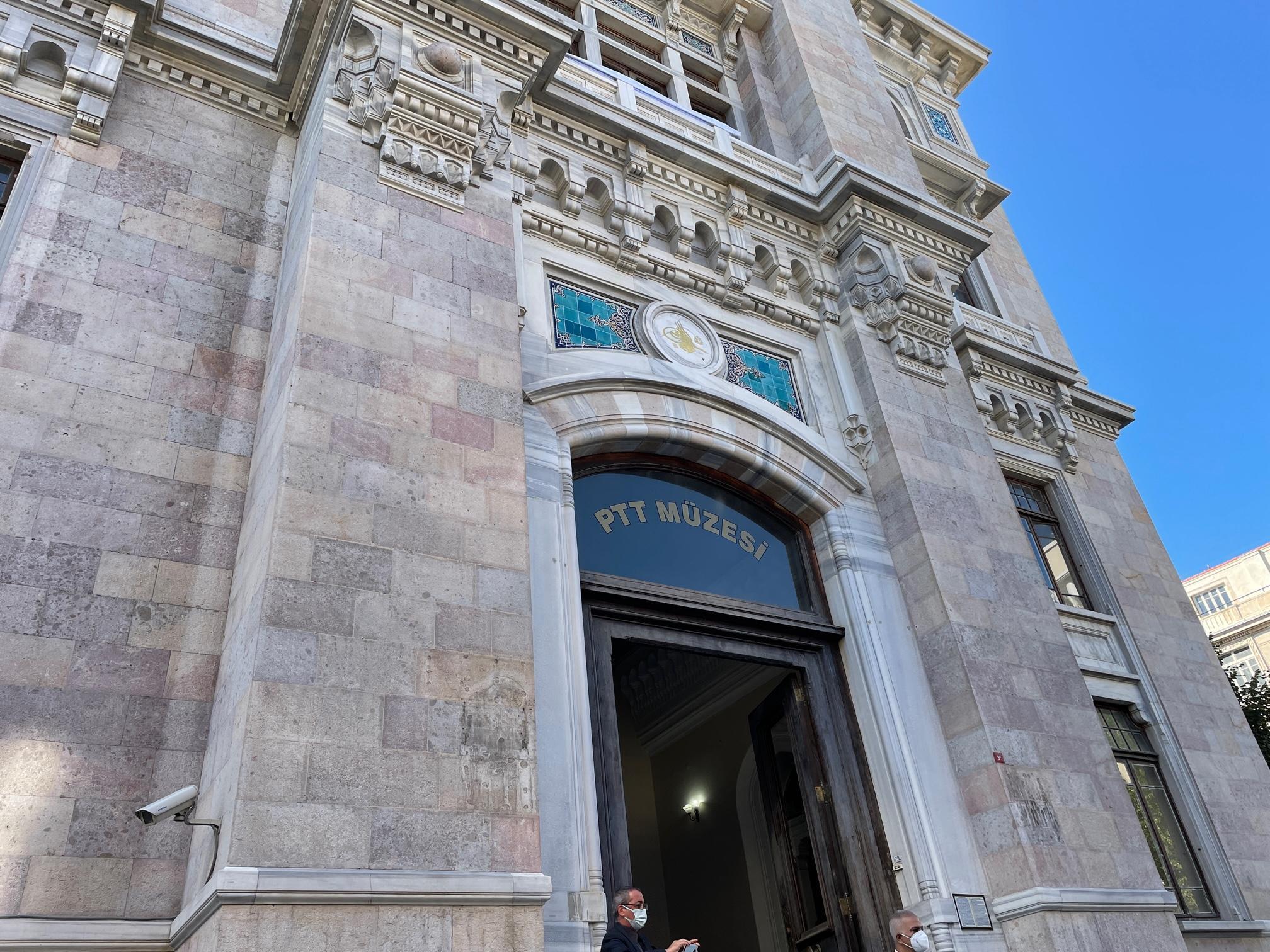 Sirkeci Büyük Postaneden sökülen tuğralar, PTTNİN 181.yılında yeniden asıldı