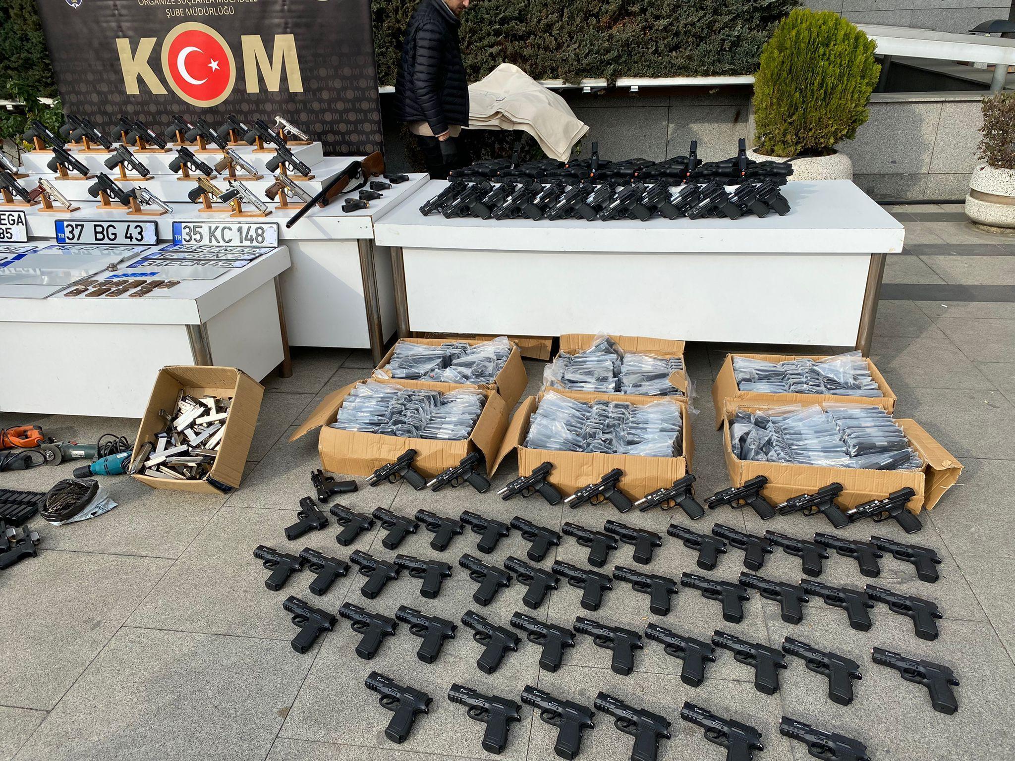 İstanbul’da suç örgütlerine silah temin eden ve imalatını yapan 13 şüpheli yakalandı