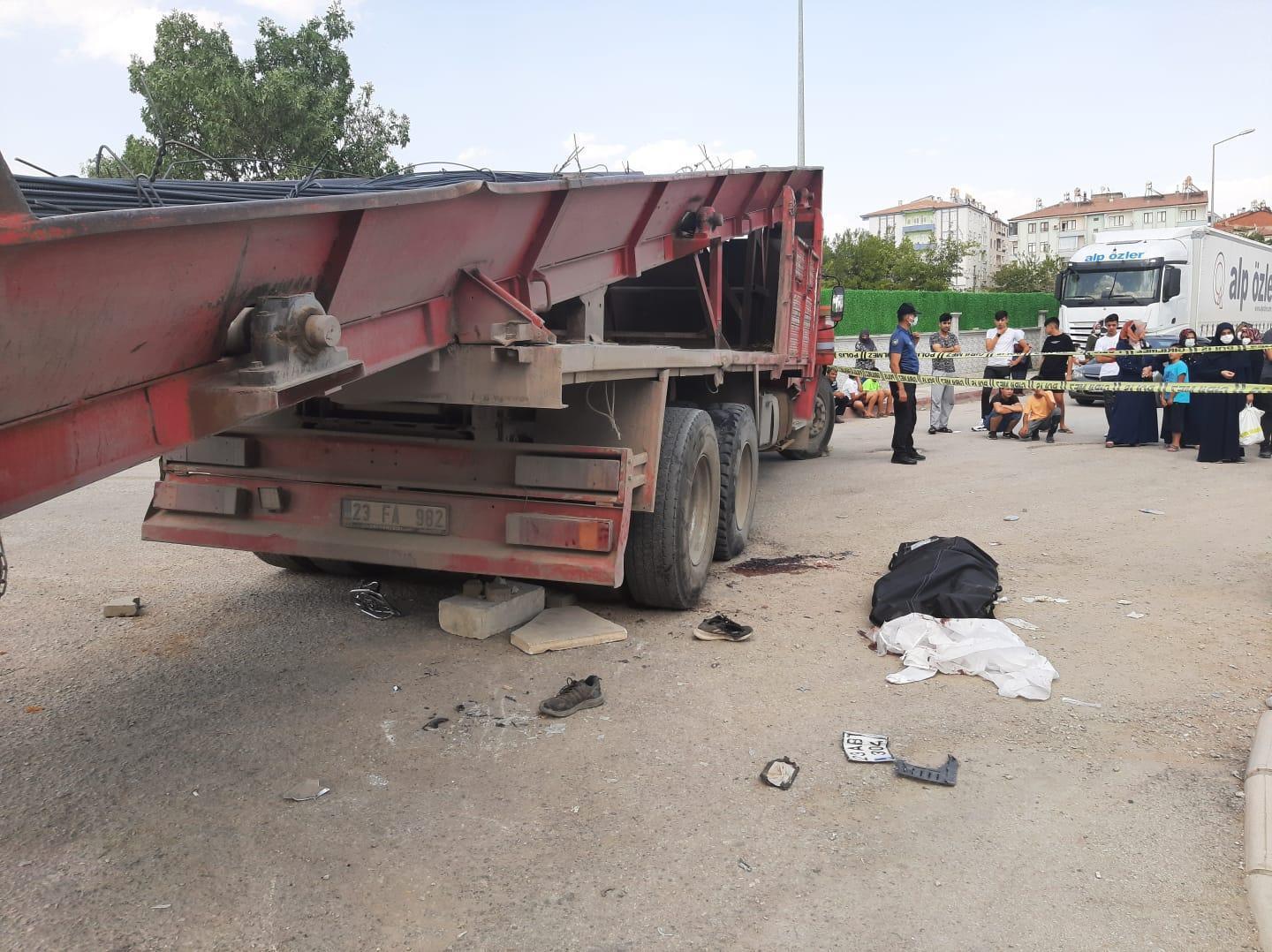 Motosiklet demir yüklü kamyonun altına girdi; 1 ölü, 1 yaralı