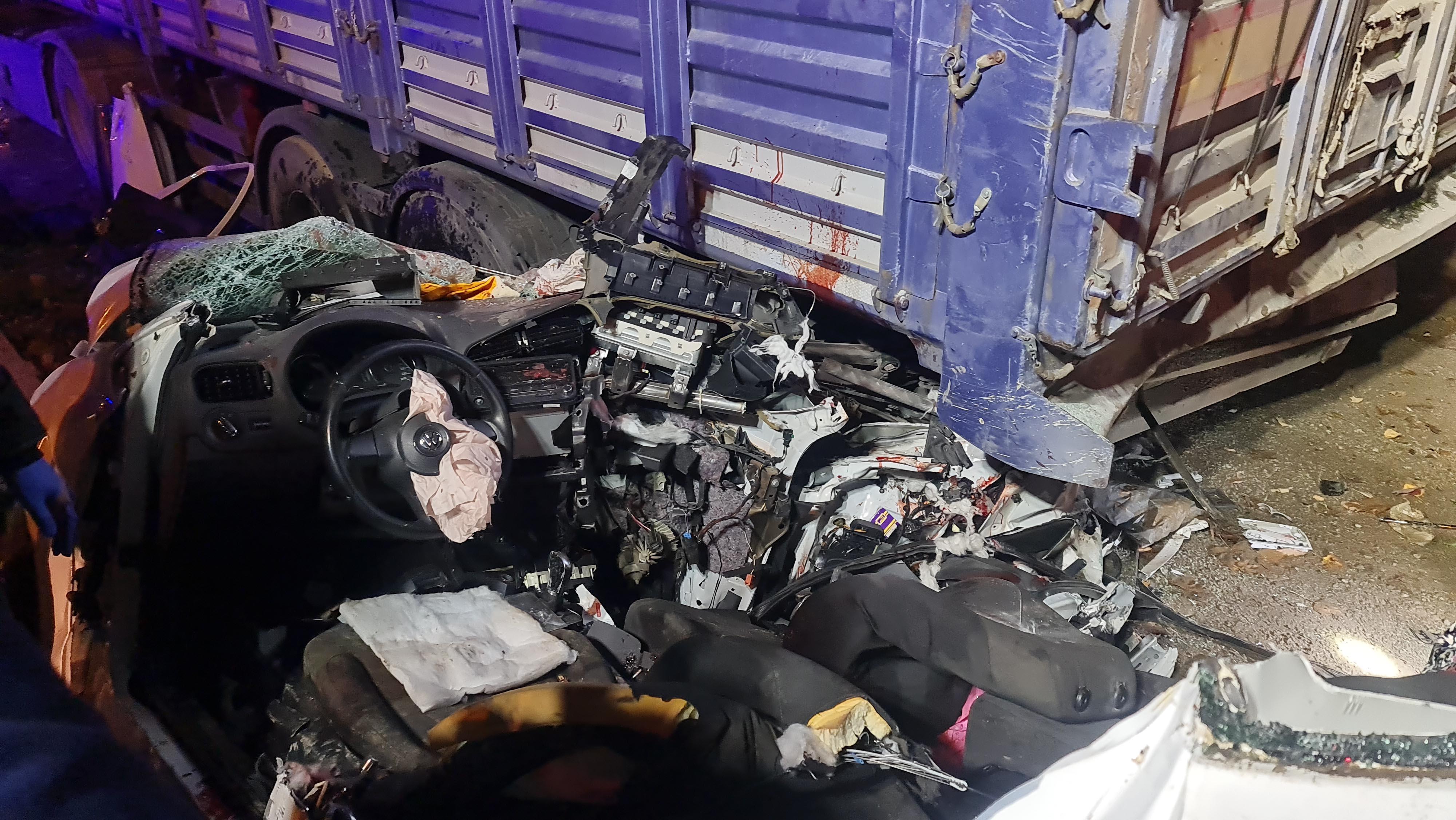 Otomobil, kamyonun altına girdi: 3 ölü