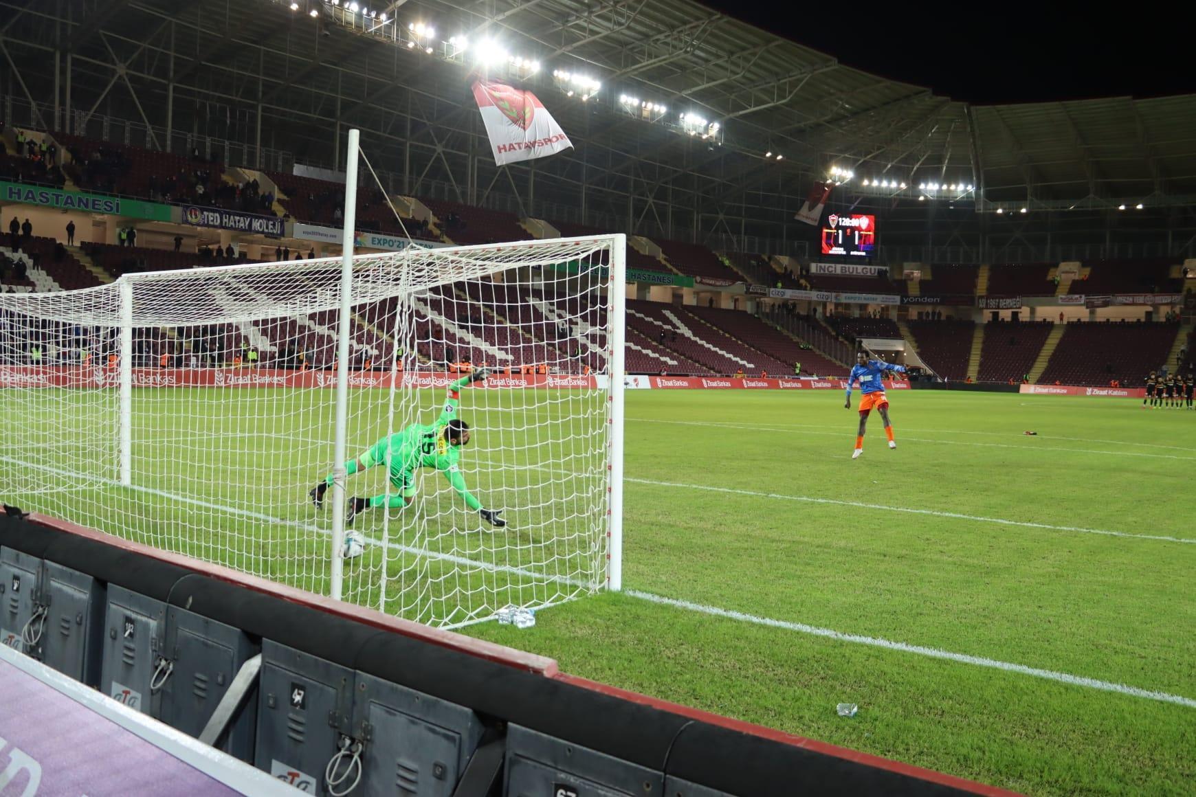 Golcü Diouf penaltı atışlarında kaleye geçti, Hatayspor kupada tur atladı
