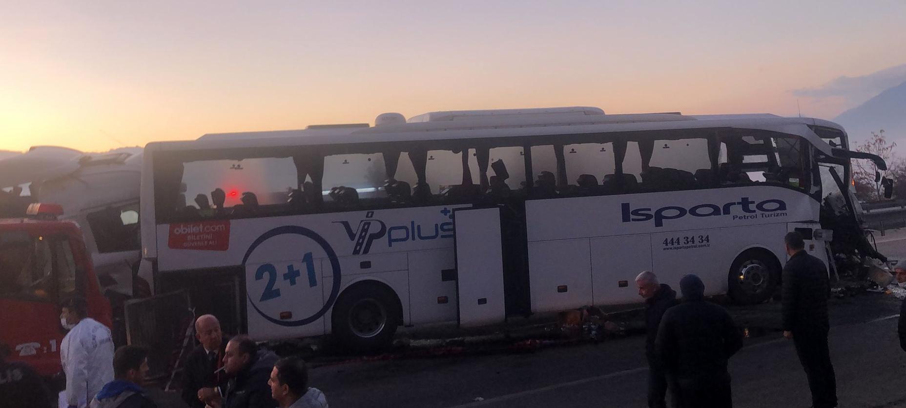 Afyonkarahisarda zincirleme kaza: 1 ölü, 5 yaralı